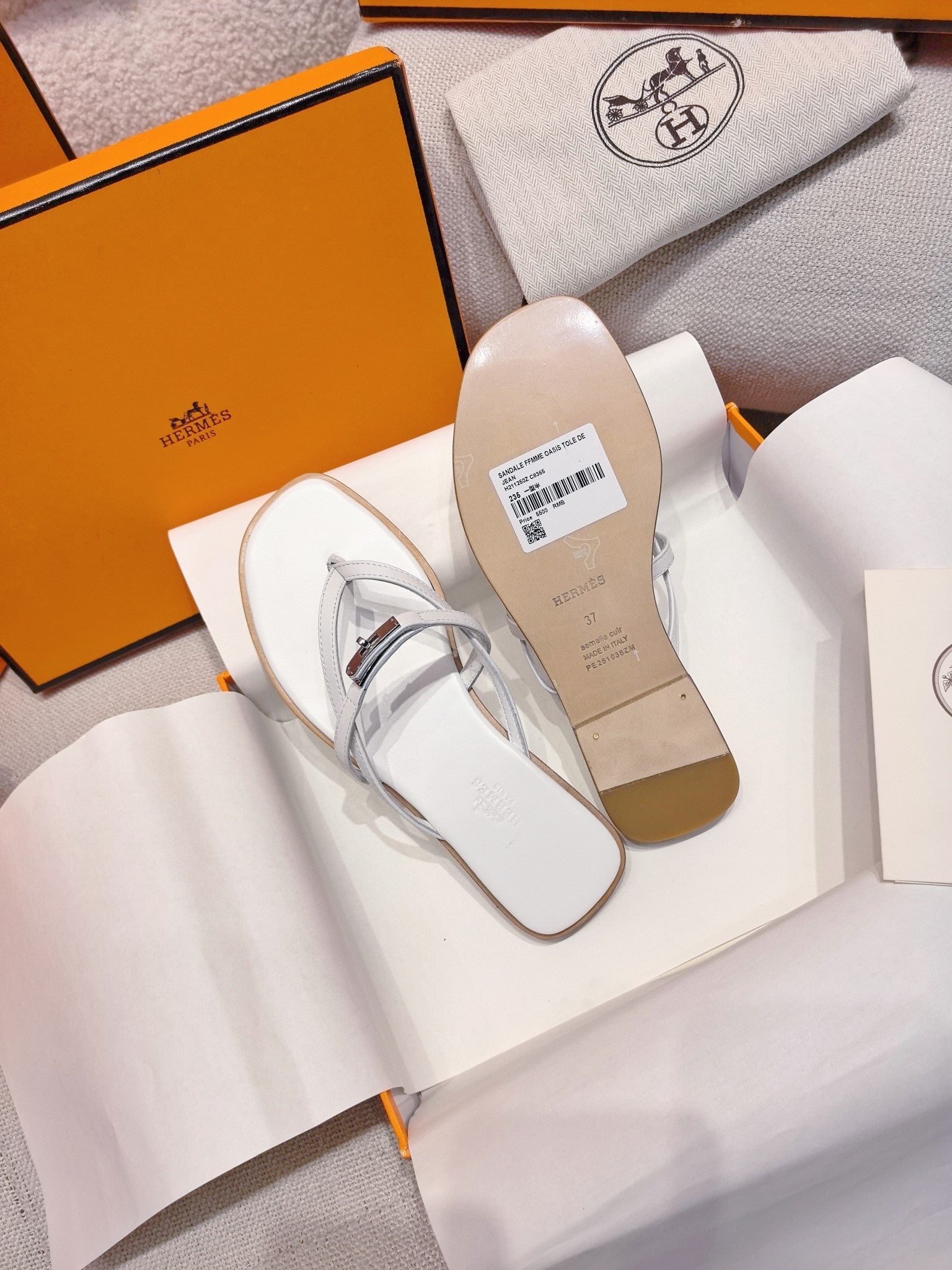 HM 26S KELLY BUCKLE THONG SANDALS IN WHITE CALFSKIN SILVER HARDWARE