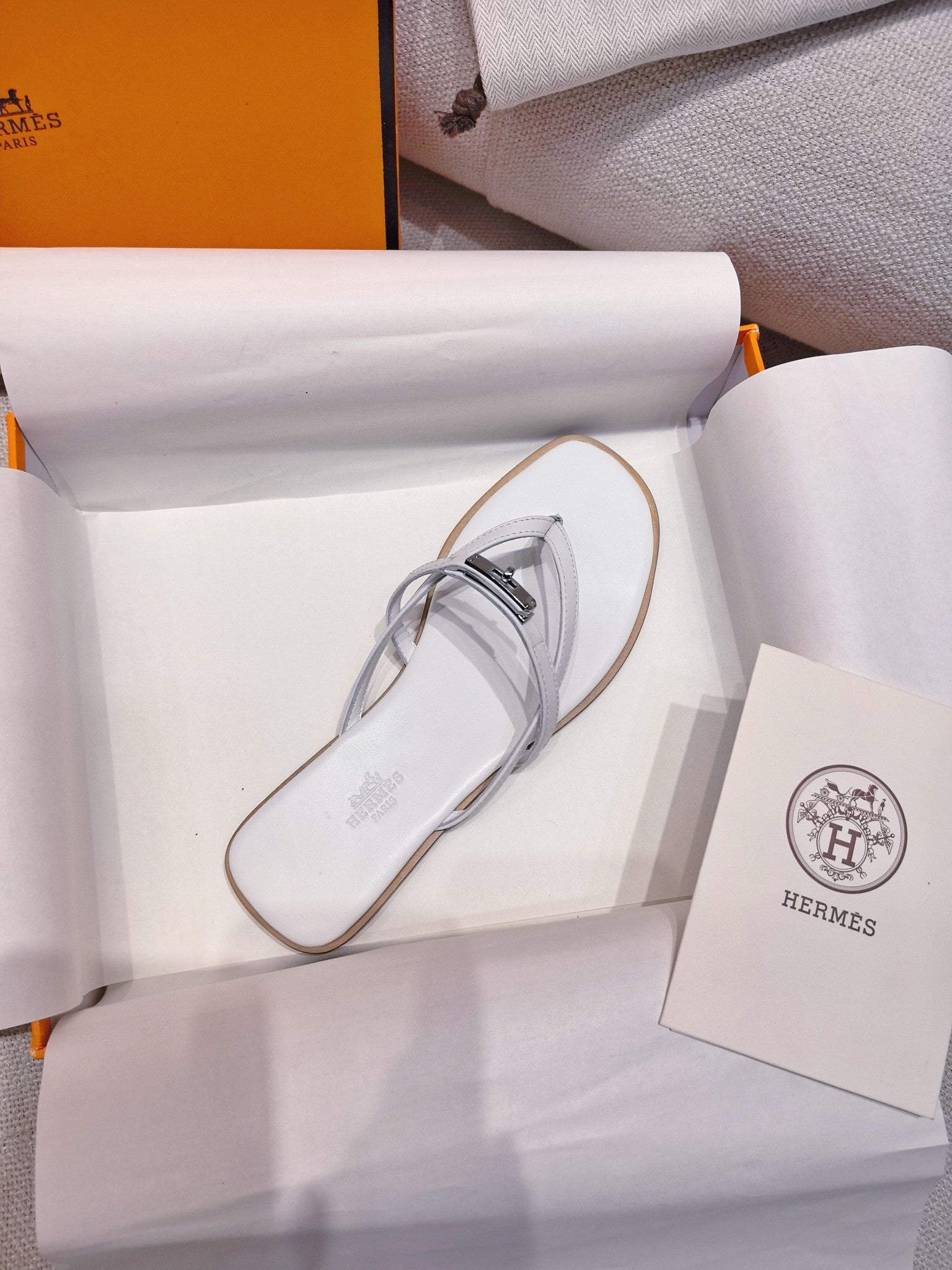 HM 26S KELLY BUCKLE THONG SANDALS IN WHITE CALFSKIN SILVER HARDWARE