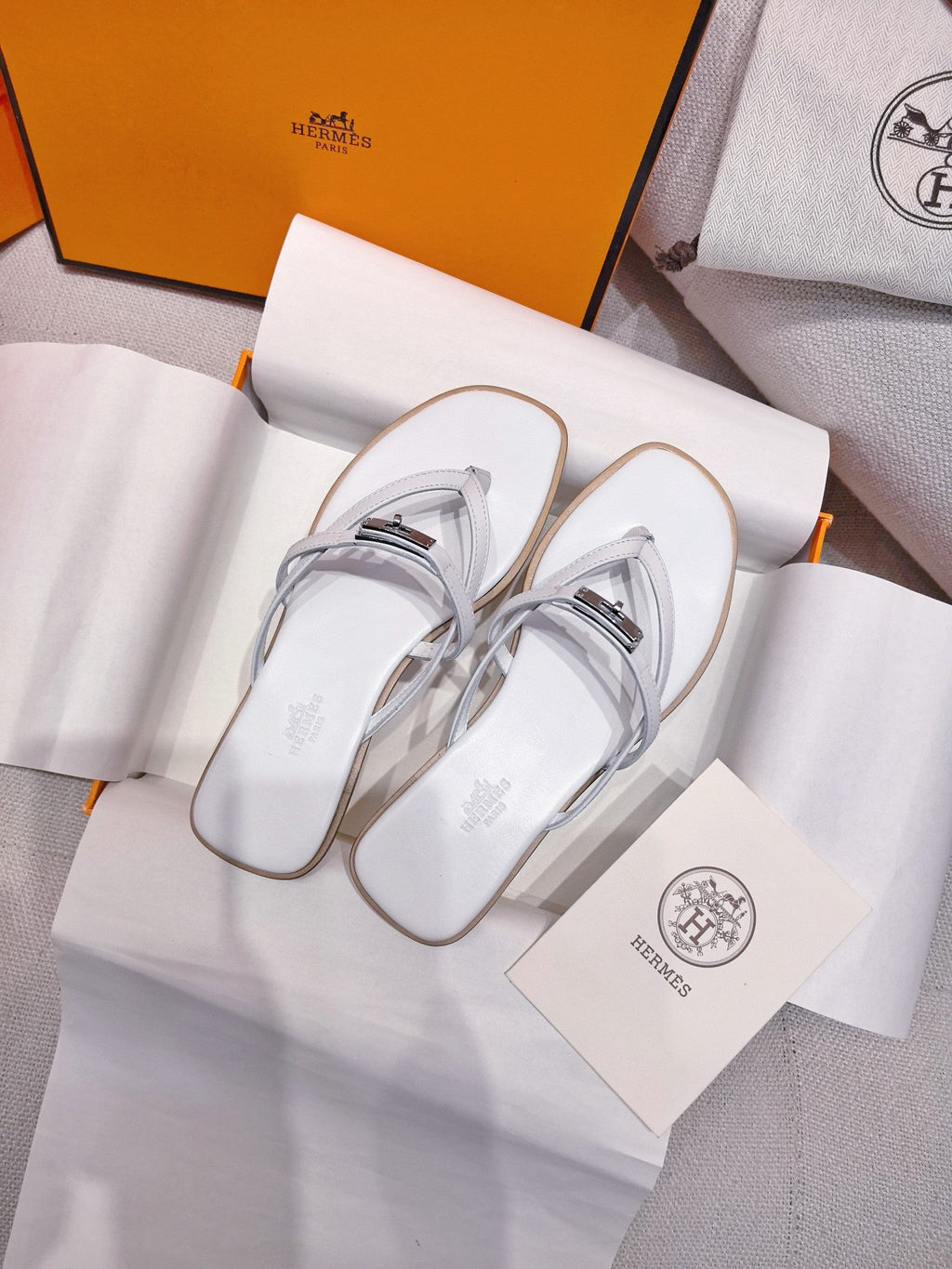 HM 26S KELLY BUCKLE THONG SANDALS IN WHITE CALFSKIN SILVER HARDWARE