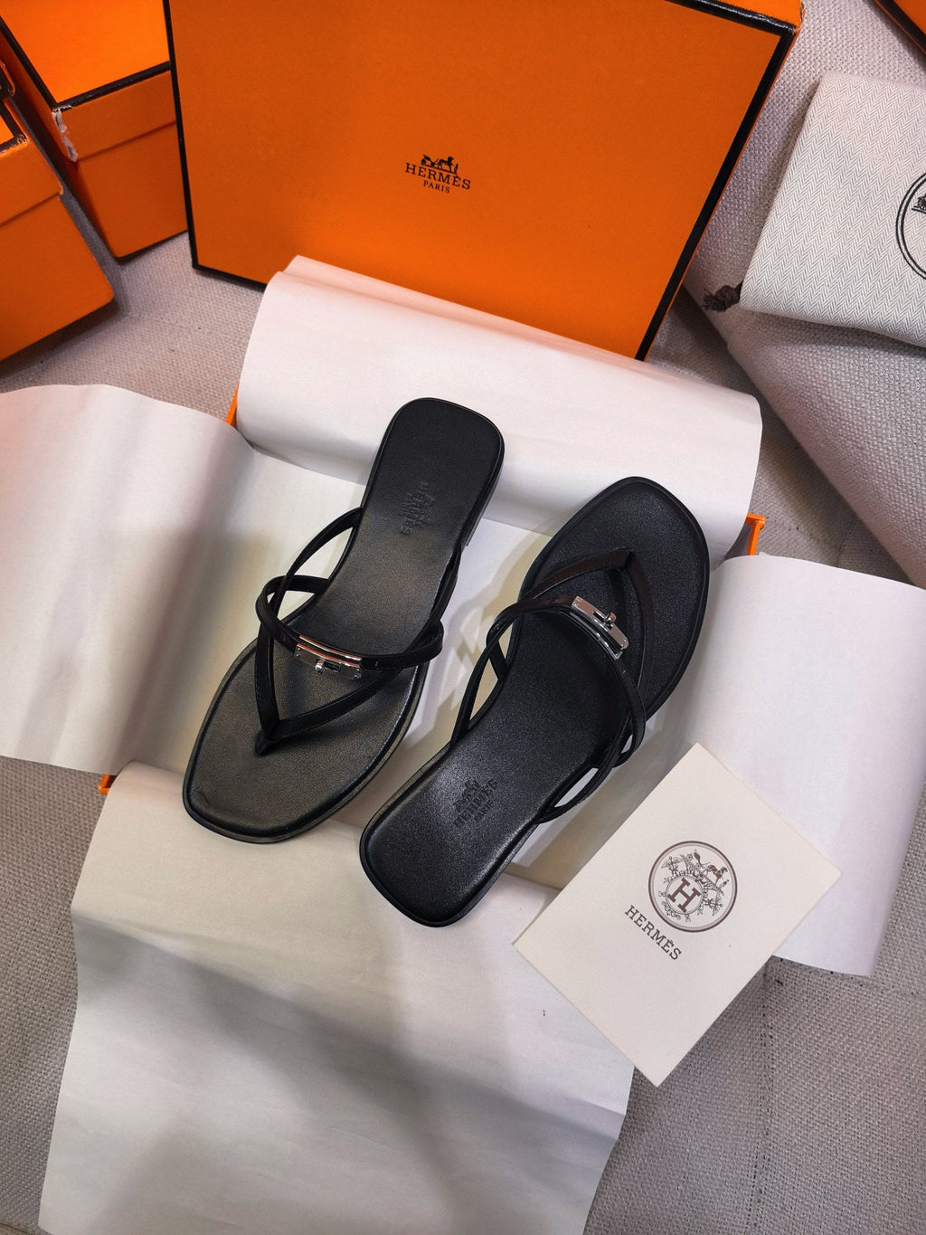HM 26S KELLY BUCKLE THONG SANDALS IN BLACK CALFSKIN SILVER HARDWARE