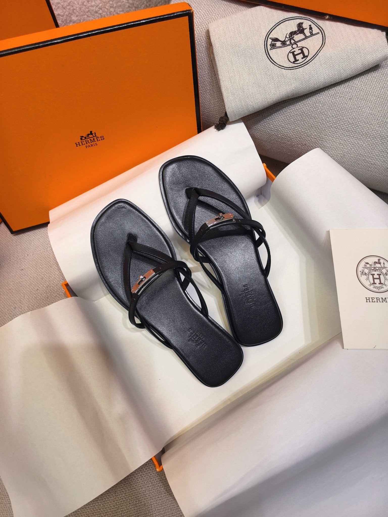 HM 26S KELLY BUCKLE THONG SANDALS IN BLACK CALFSKIN SILVER HARDWARE
