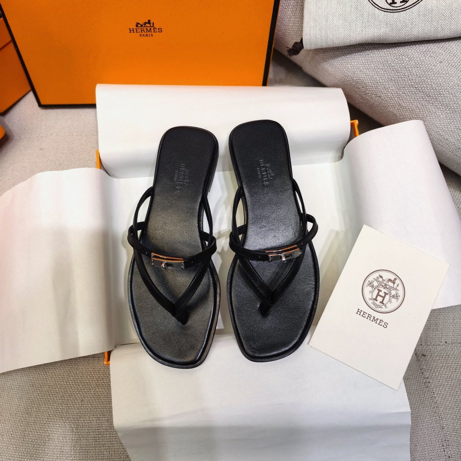 HM 26S KELLY BUCKLE THONG SANDALS IN BLACK CALFSKIN SILVER HARDWARE