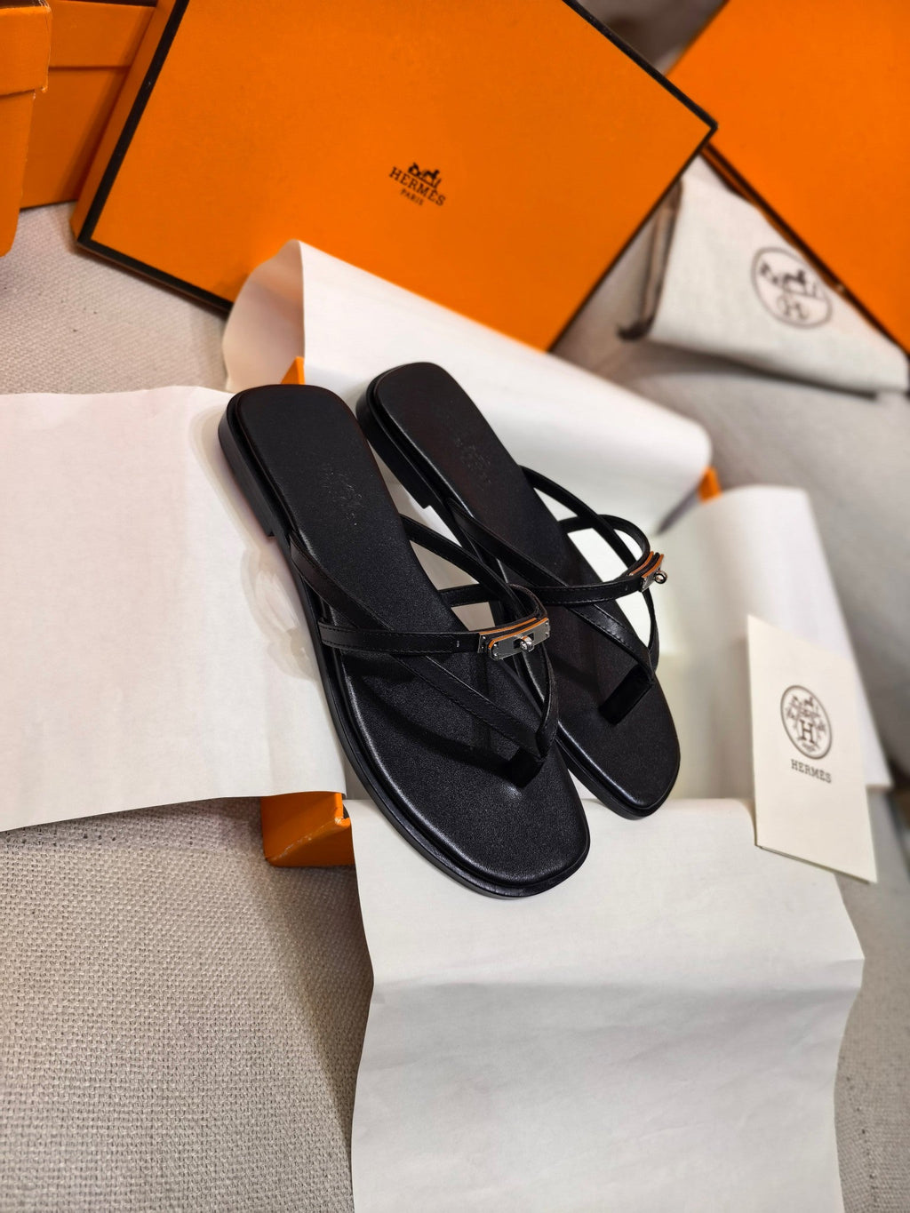 HM 26S KELLY BUCKLE THONG SANDALS IN BLACK CALFSKIN SILVER HARDWARE