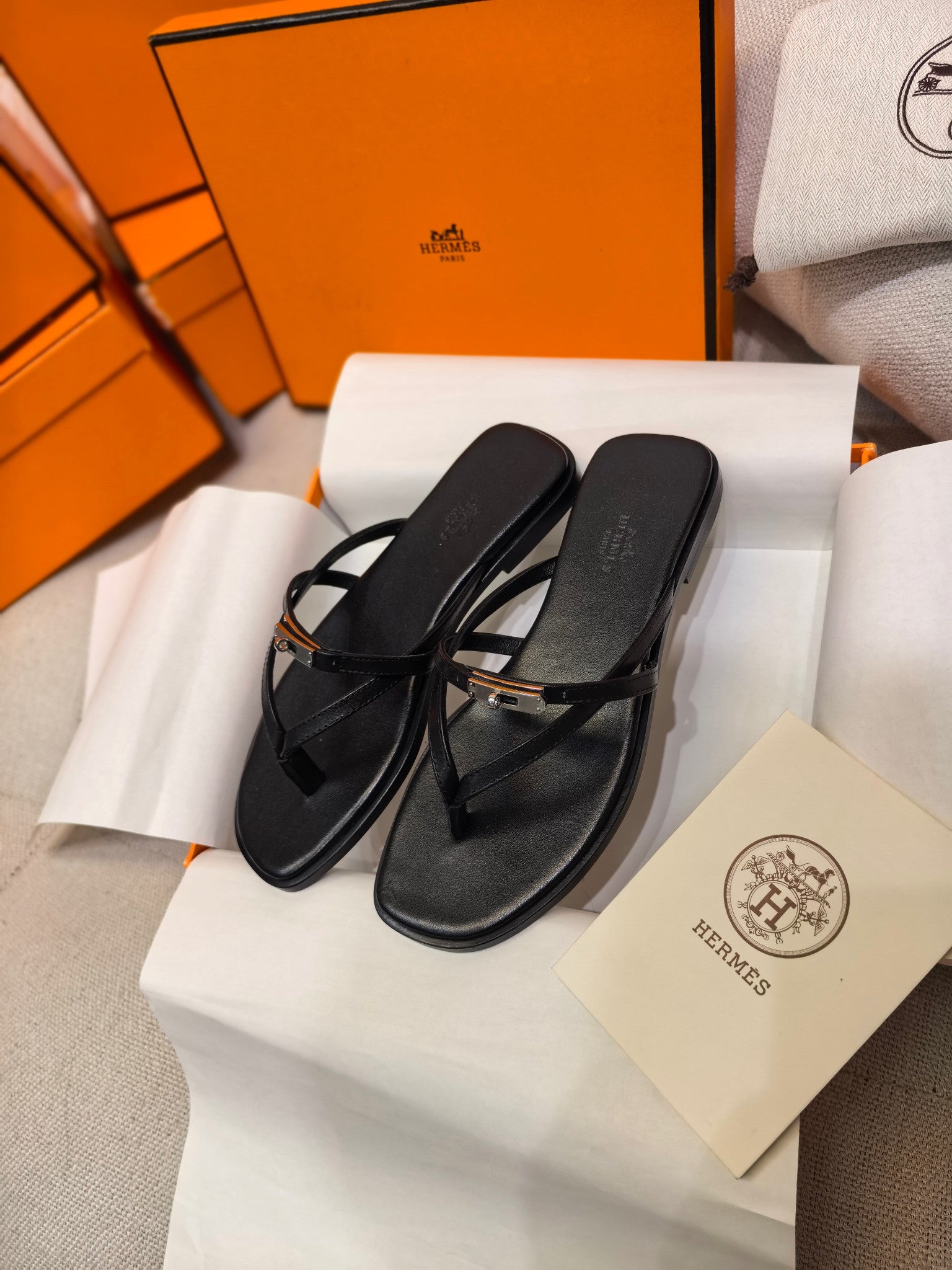 HM 26S KELLY BUCKLE THONG SANDALS IN BLACK CALFSKIN SILVER HARDWARE