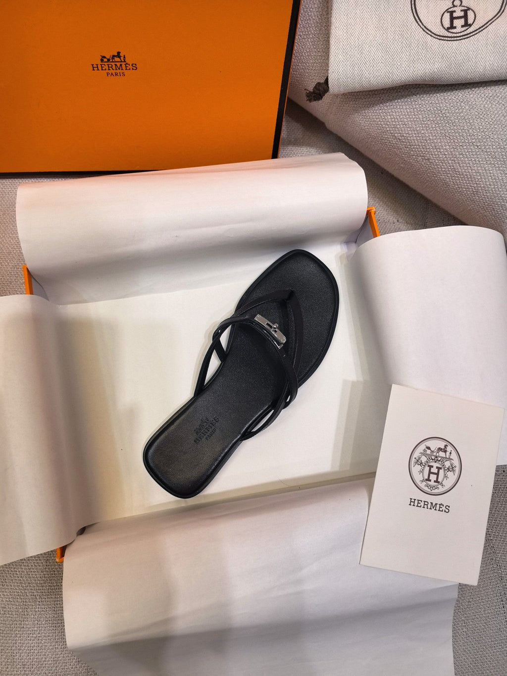 HM 26S KELLY BUCKLE THONG SANDALS IN BLACK CALFSKIN SILVER HARDWARE