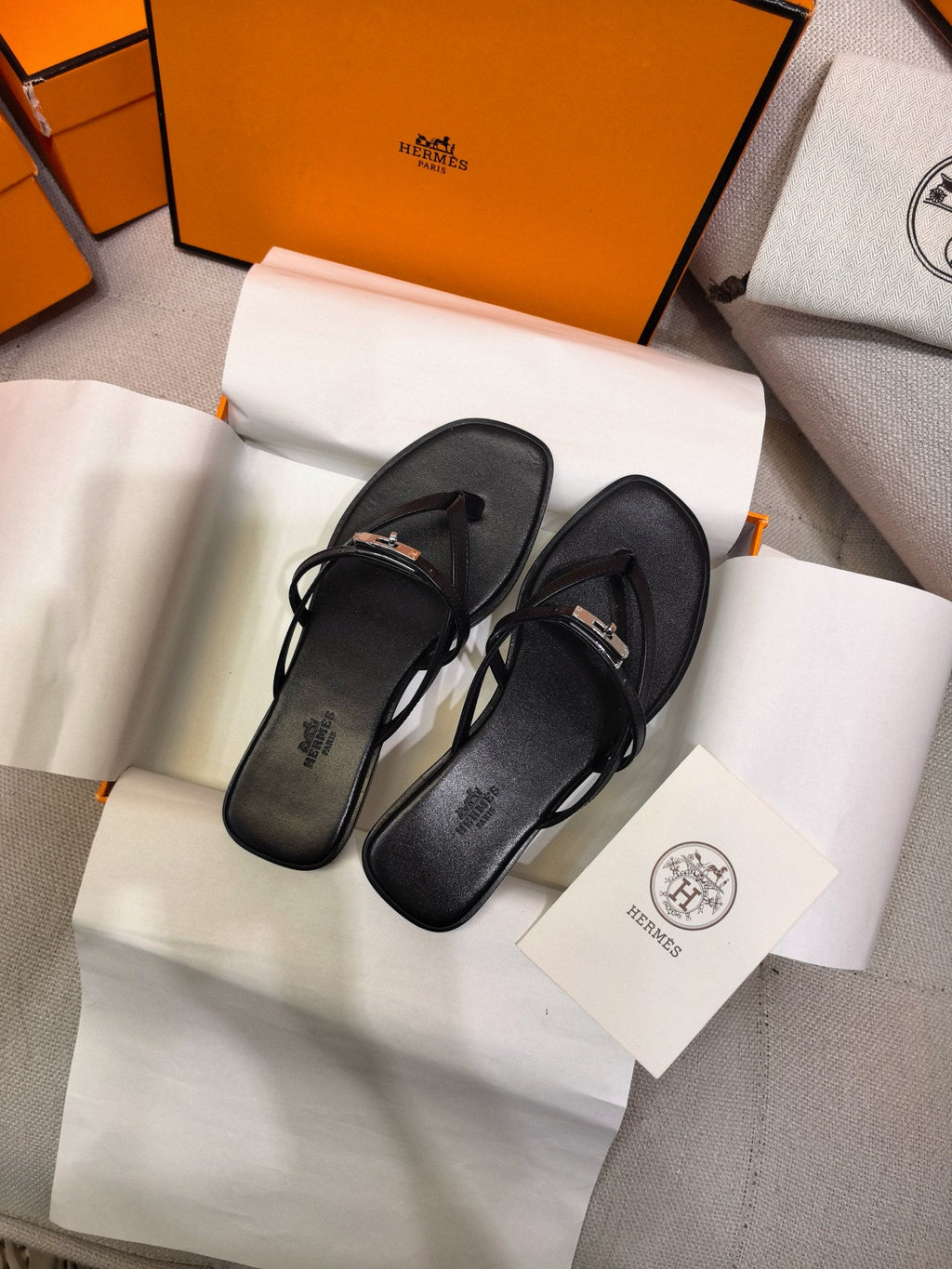HM 26S KELLY BUCKLE THONG SANDALS IN BLACK CALFSKIN SILVER HARDWARE