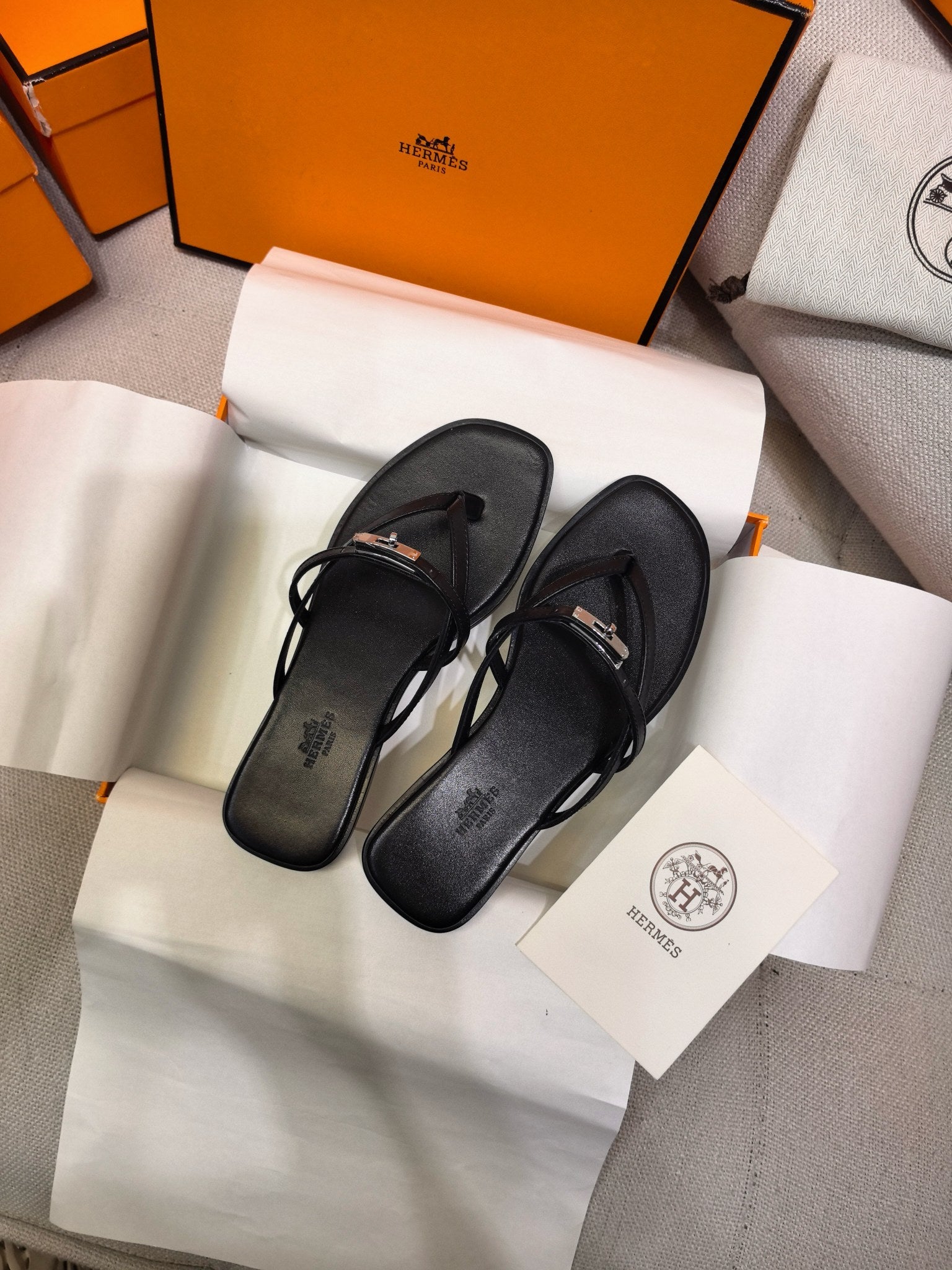 HM 26S KELLY BUCKLE THONG SANDALS IN BLACK CALFSKIN SILVER HARDWARE