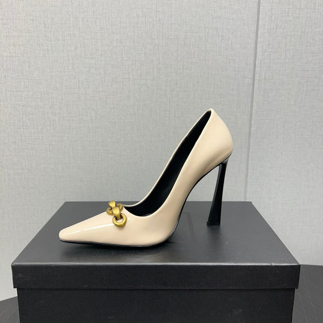 HIGH PUMPS IN CREAM GLOSSY CALFSKIN ATTACHED GOLD CHAIN