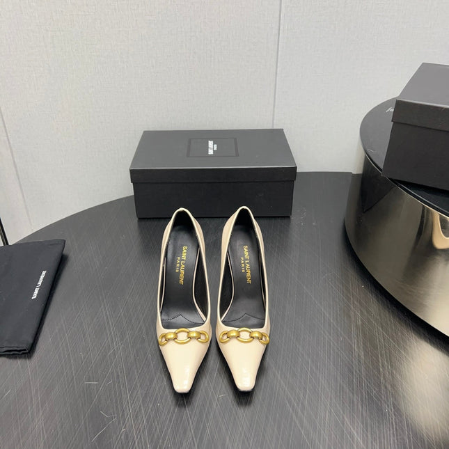 HIGH PUMPS IN CREAM GLOSSY CALFSKIN ATTACHED GOLD CHAIN
