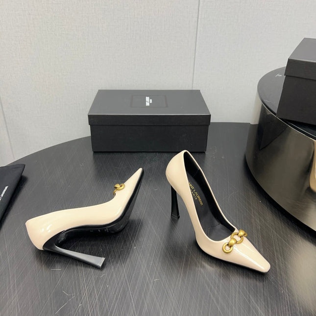HIGH PUMPS IN CREAM GLOSSY CALFSKIN ATTACHED GOLD CHAIN