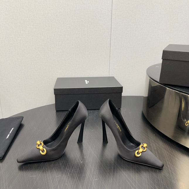 HIGH PUMPS IN BLACK SILK ATTACHED GOLD CHAIN