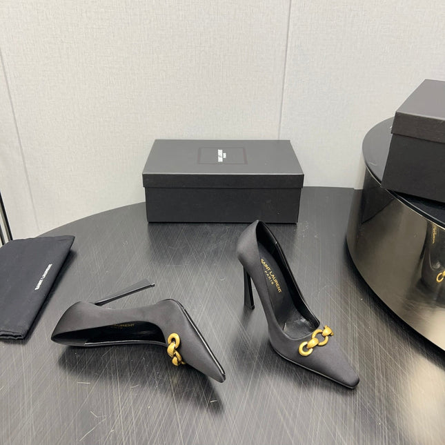 HIGH PUMPS IN BLACK SILK ATTACHED GOLD CHAIN