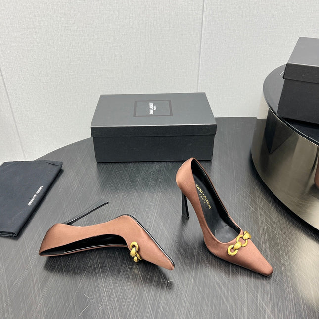 HIGH PUMPS IN TOFFEE BROWN SILK ATTACHED GOLD CHAIN