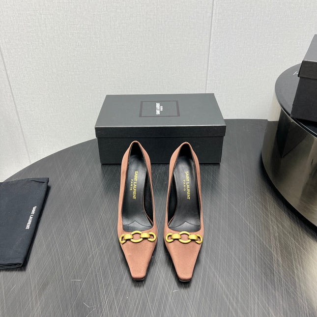 HIGH PUMPS IN TOFFEE BROWN SILK ATTACHED GOLD CHAIN