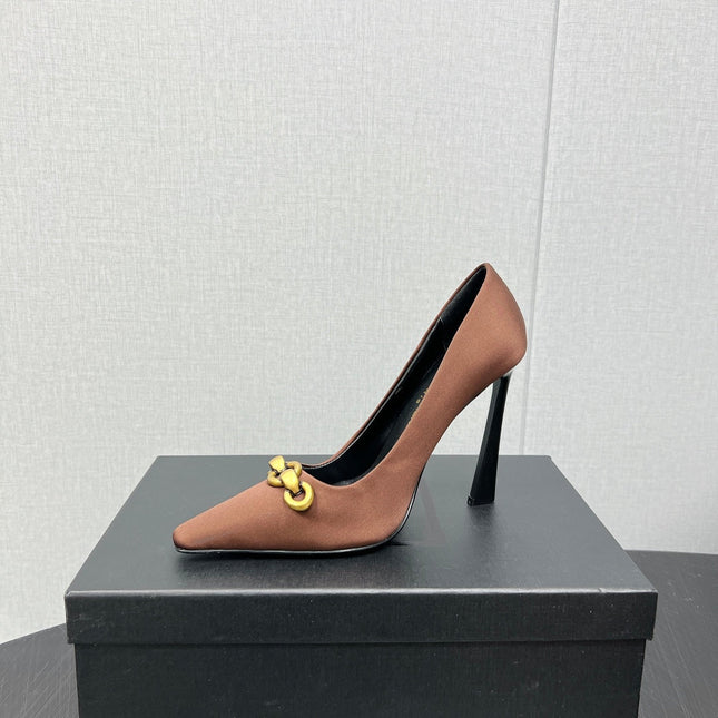 HIGH PUMPS IN TOFFEE BROWN SILK ATTACHED GOLD CHAIN