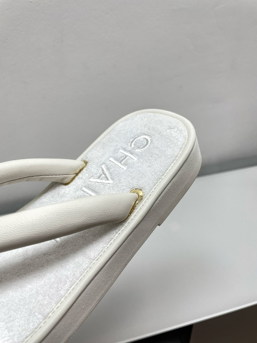 THONG SLIPPERS IN WHITE LAMBSKIN