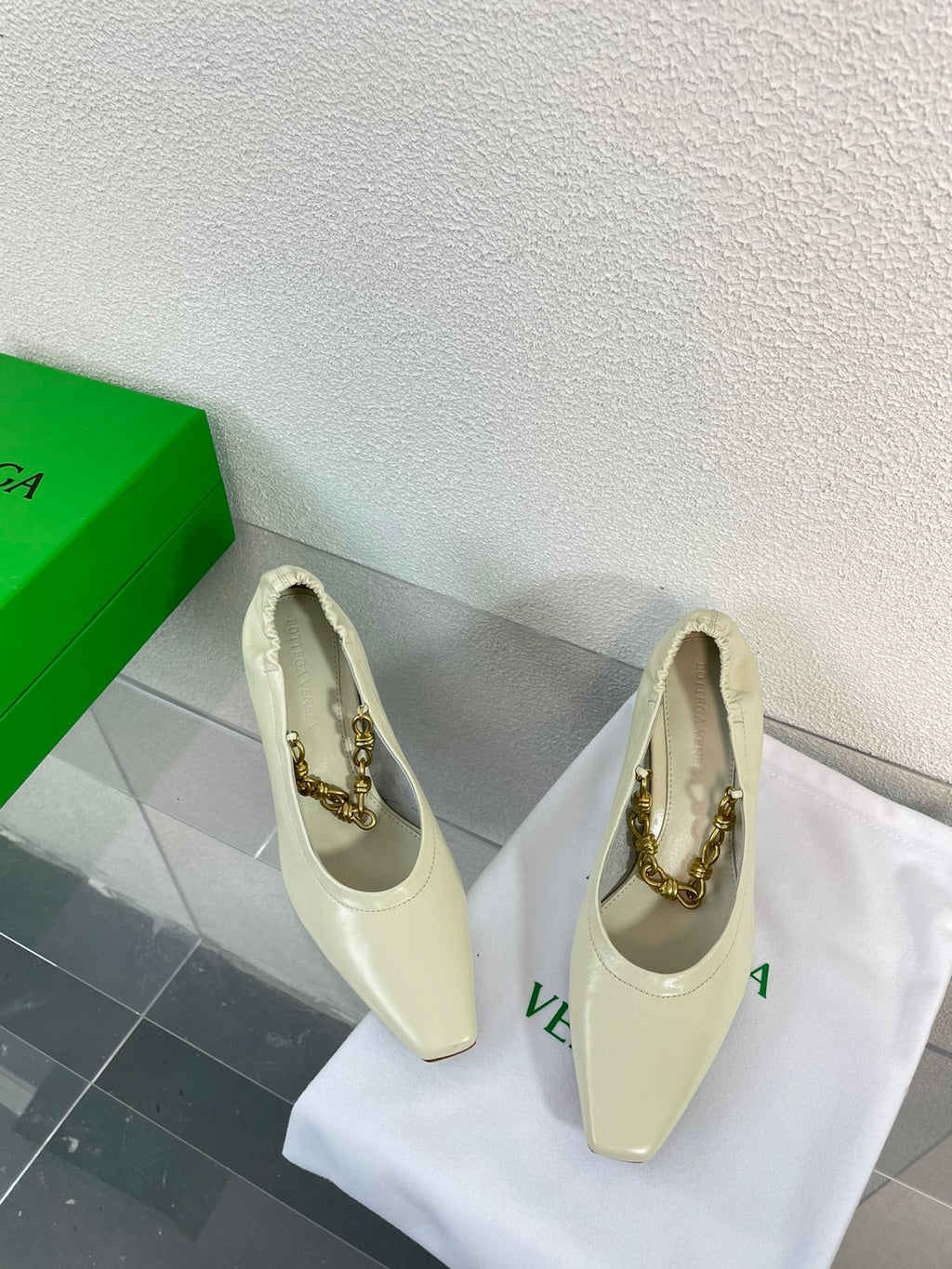 SHARP CHAIN PUMP 6 CM IN BONE WHITE CALFSKIN