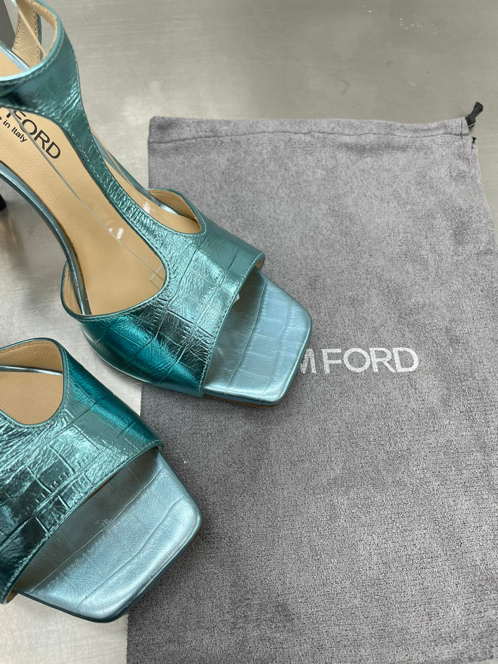 HIGH-HEELED T-STRAP SANDAL IN SKY BLUE CALFSKIN