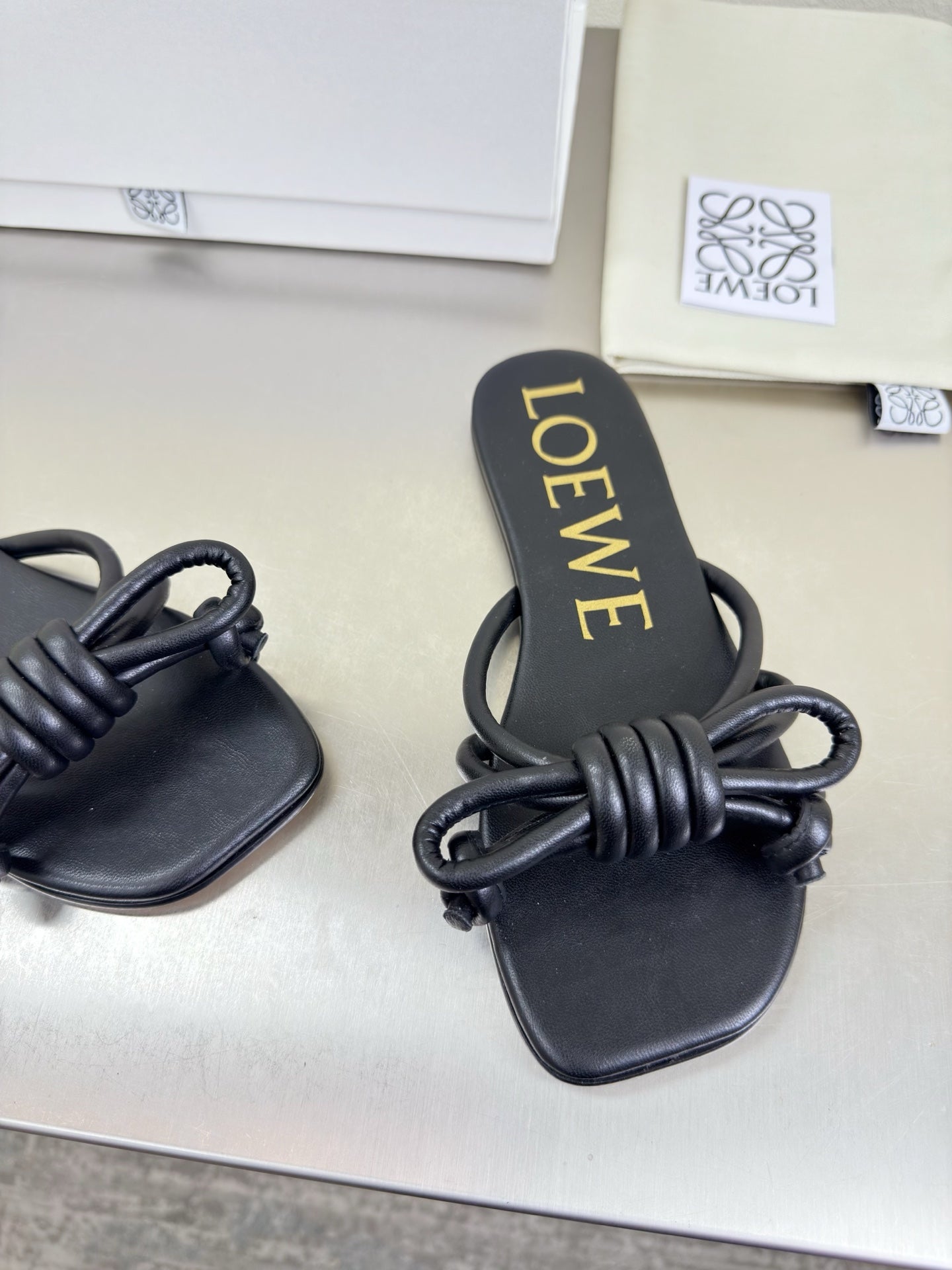 LOEWE 26S FLAMENCO KNOT SANDAL IN BLACK CALFSKIN