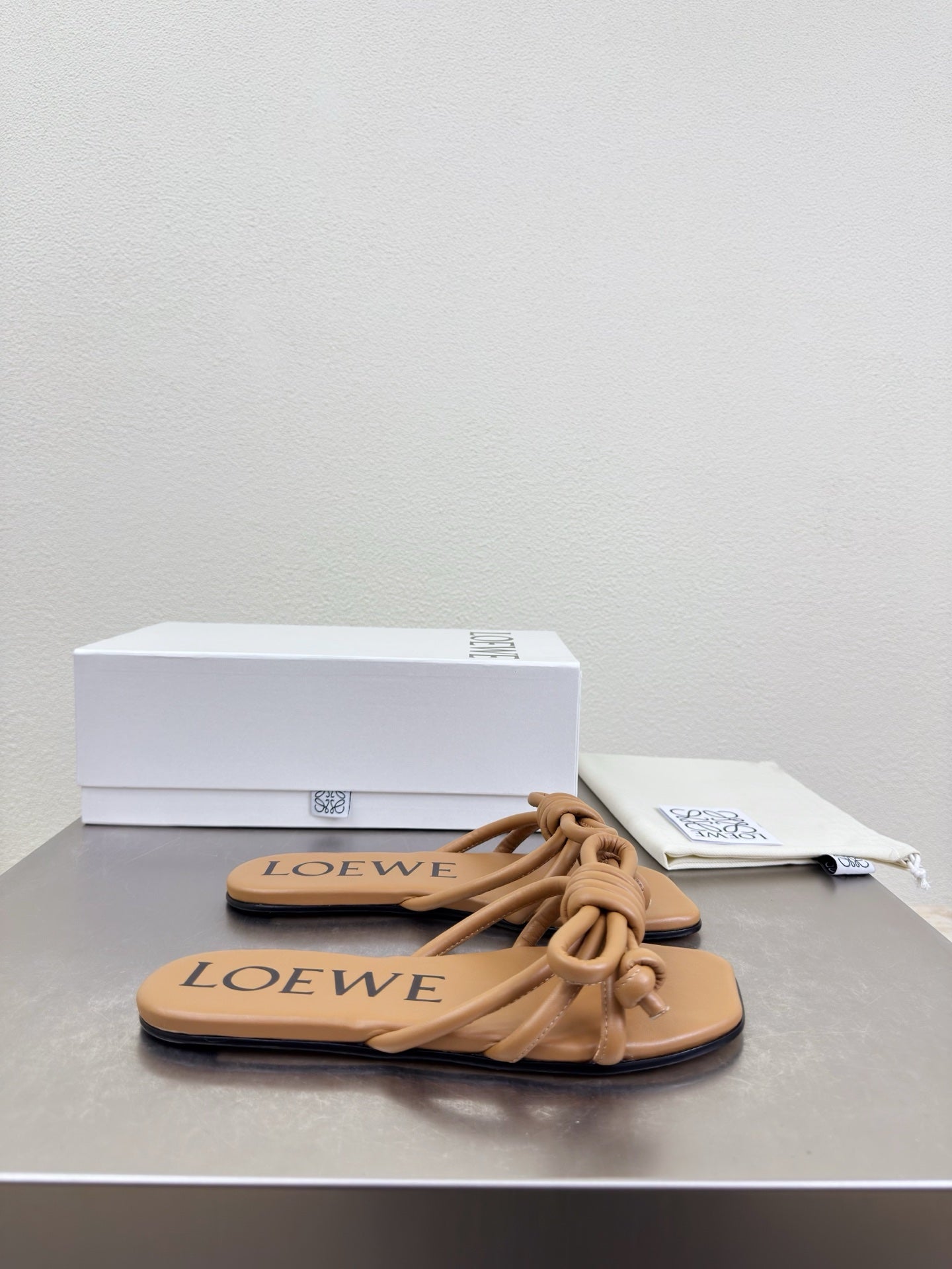 LOEWE 26S FLAMENCO KNOT SANDAL IN CAMEL BROWN CALFSKIN