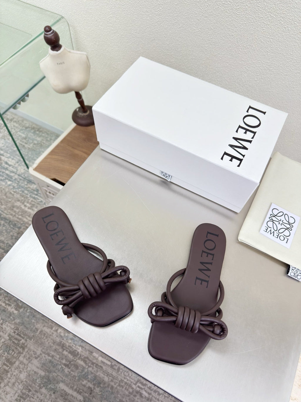 LOEWE 26S FLAMENCO KNOT SANDAL IN DARK BROWN CALFSKIN