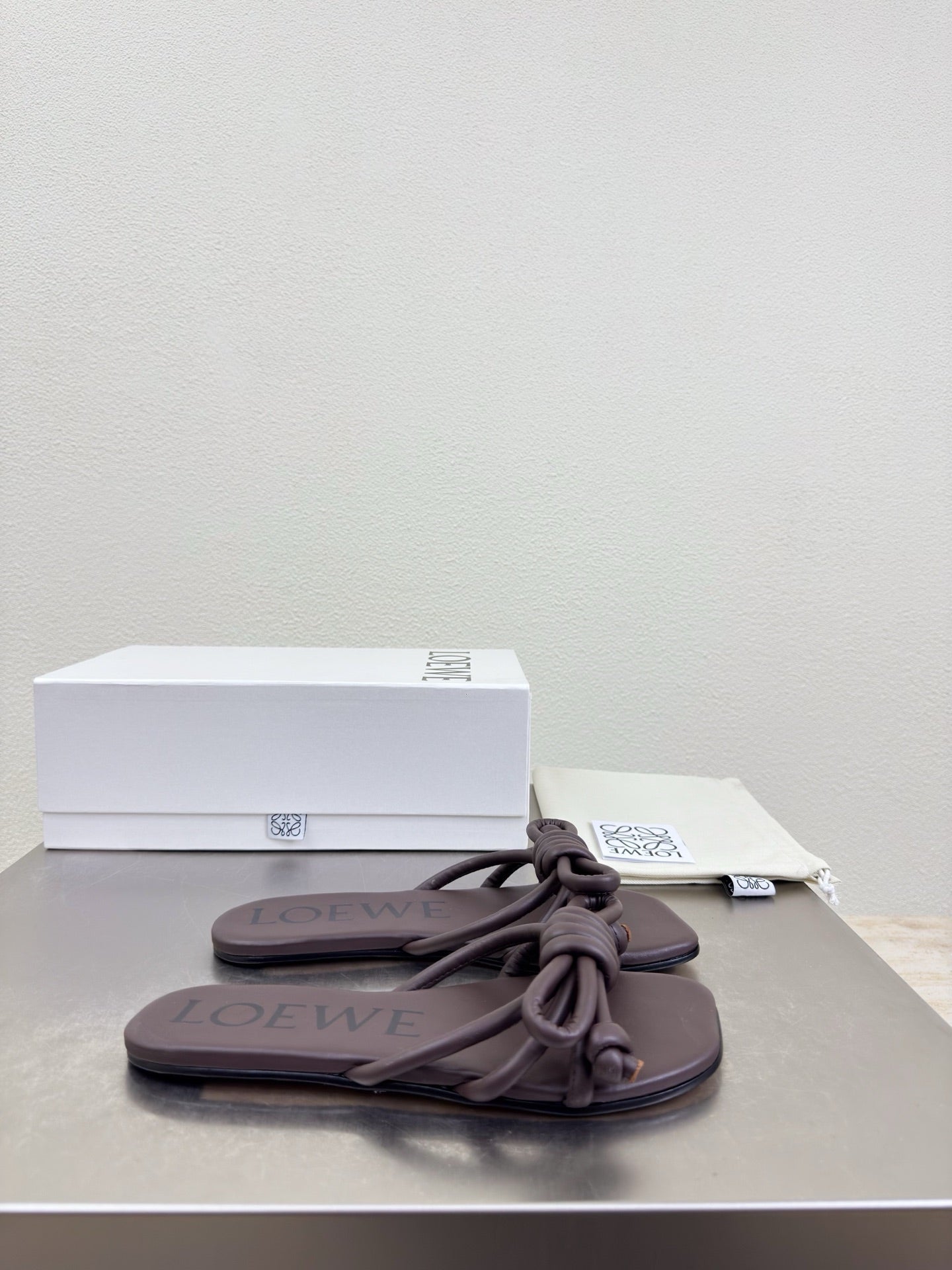 LOEWE 26S FLAMENCO KNOT SANDAL IN DARK BROWN CALFSKIN