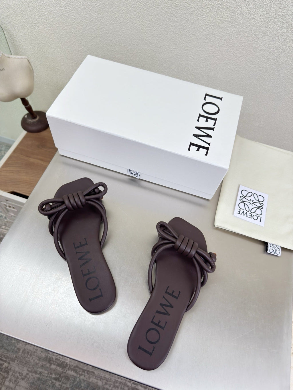 LOEWE 26S FLAMENCO KNOT SANDAL IN DARK BROWN CALFSKIN
