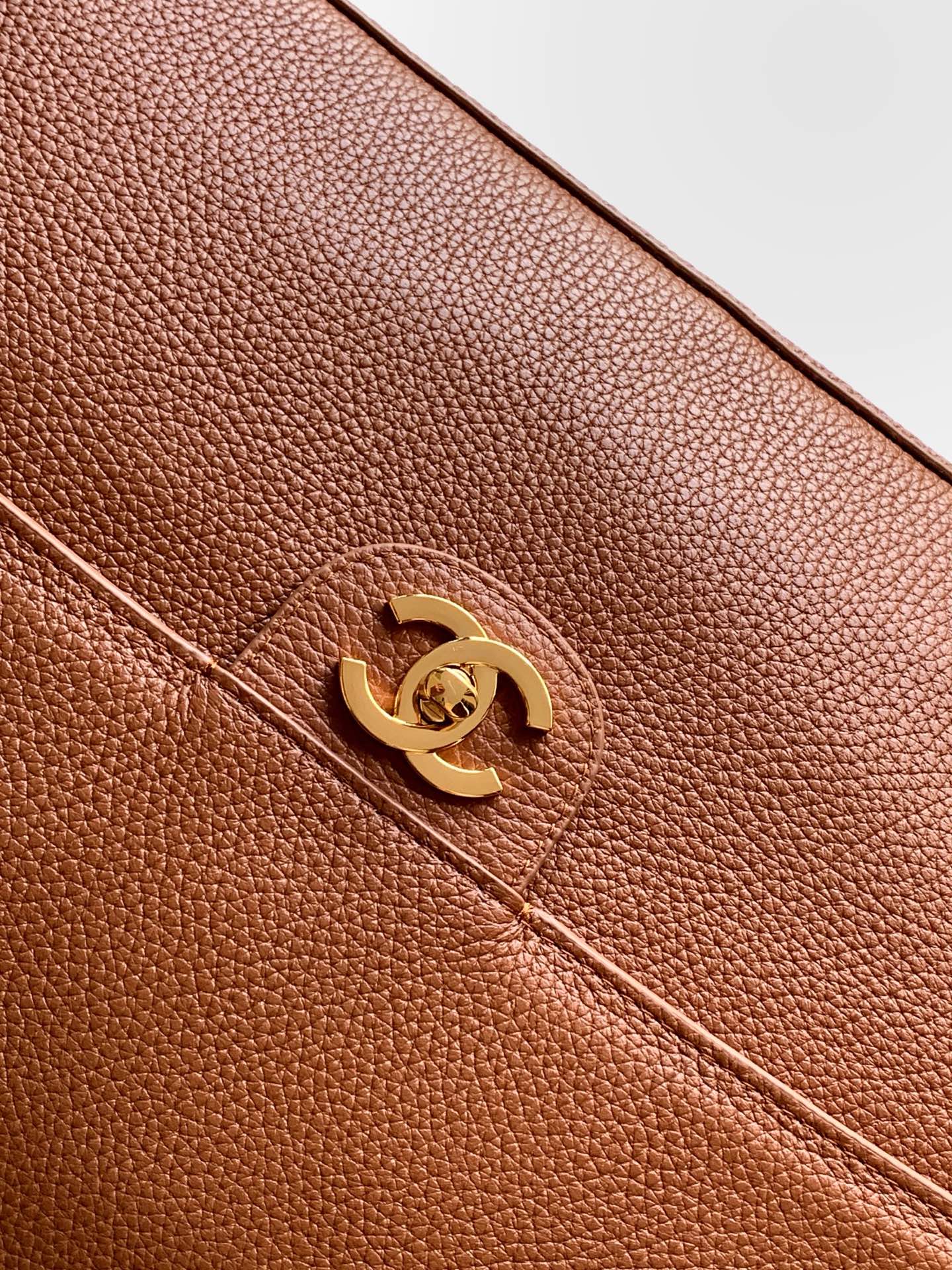 CHANEL 26S SOUPLISSIMO MAXI FLAP 39 IN CARAMEL BROWN GRAINED CALFSKIN GOLD HARDWARE