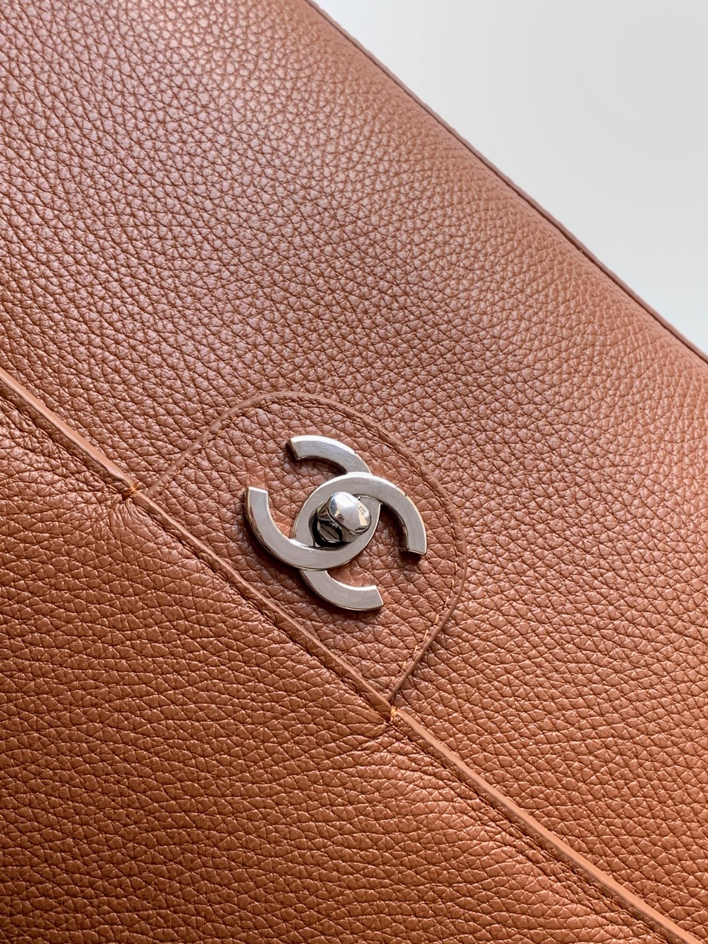 CHANEL 26S SOUPLISSIMO MAXI FLAP 39 IN CARAMEL BROWN GRAINED CALFSKIN SILVER HARDWARE