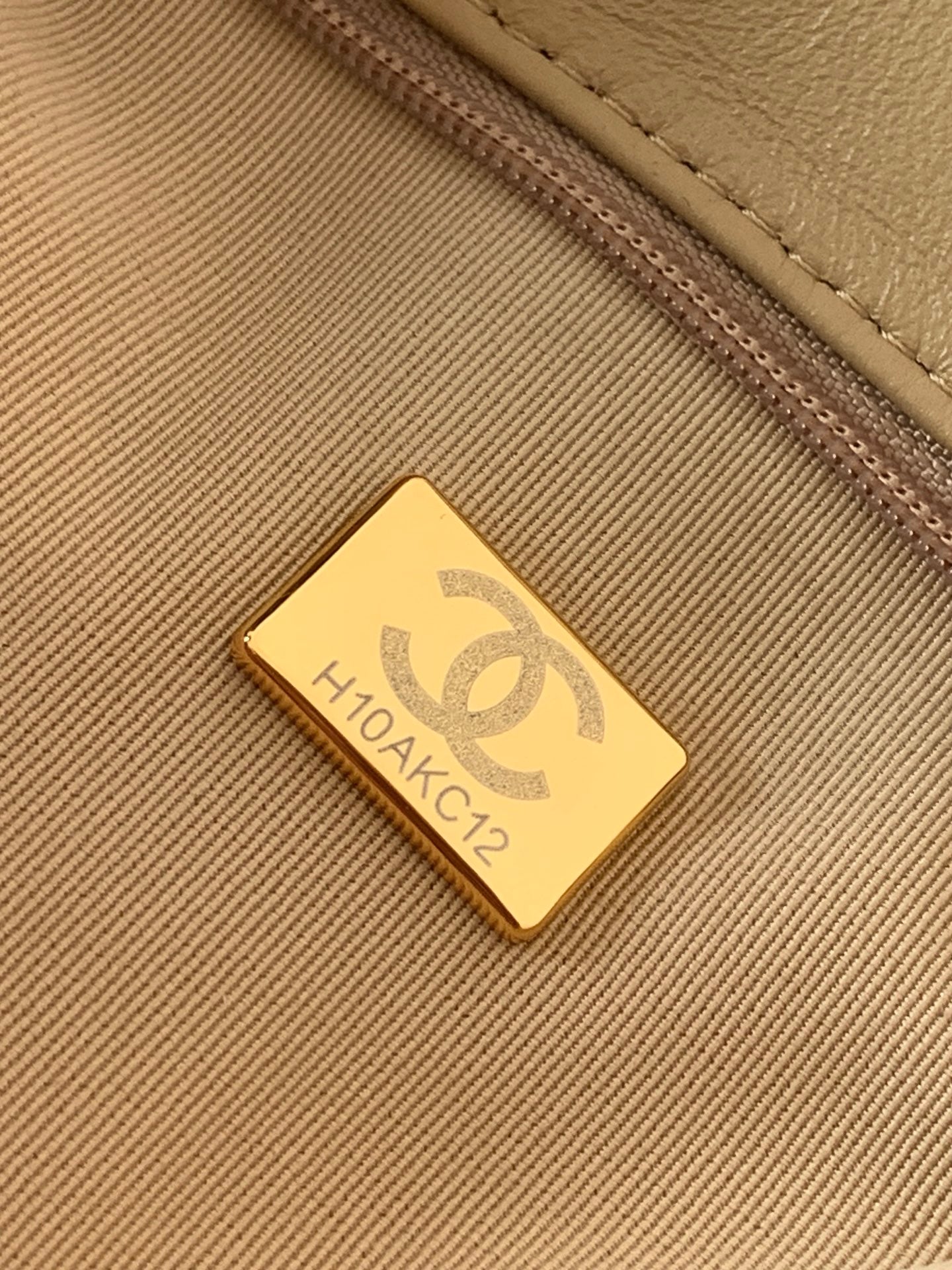CHANEL 26S TOP HANDLE BAG 19 IN NATURAL RAFFIA AND CALFSKIN GOLD HARDWARE