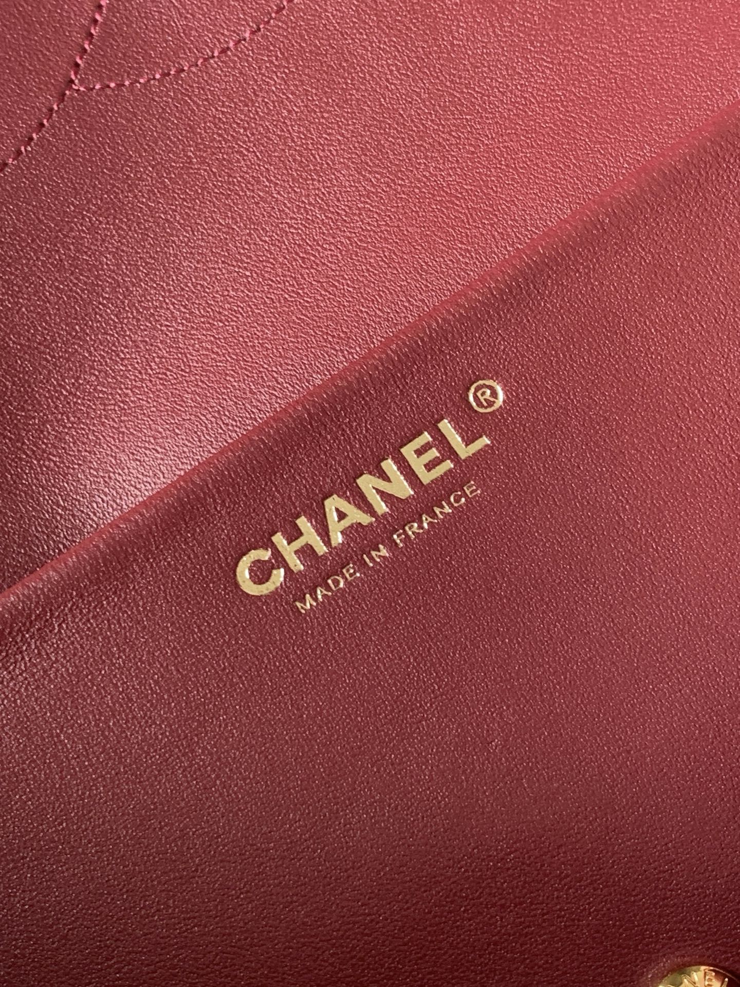 CHANEL 26S SOUPLISSIMO MAXI FLAP 39 IN RED CROCODILE-EMBOSSED CALFSKIN GOLD HARDWARE