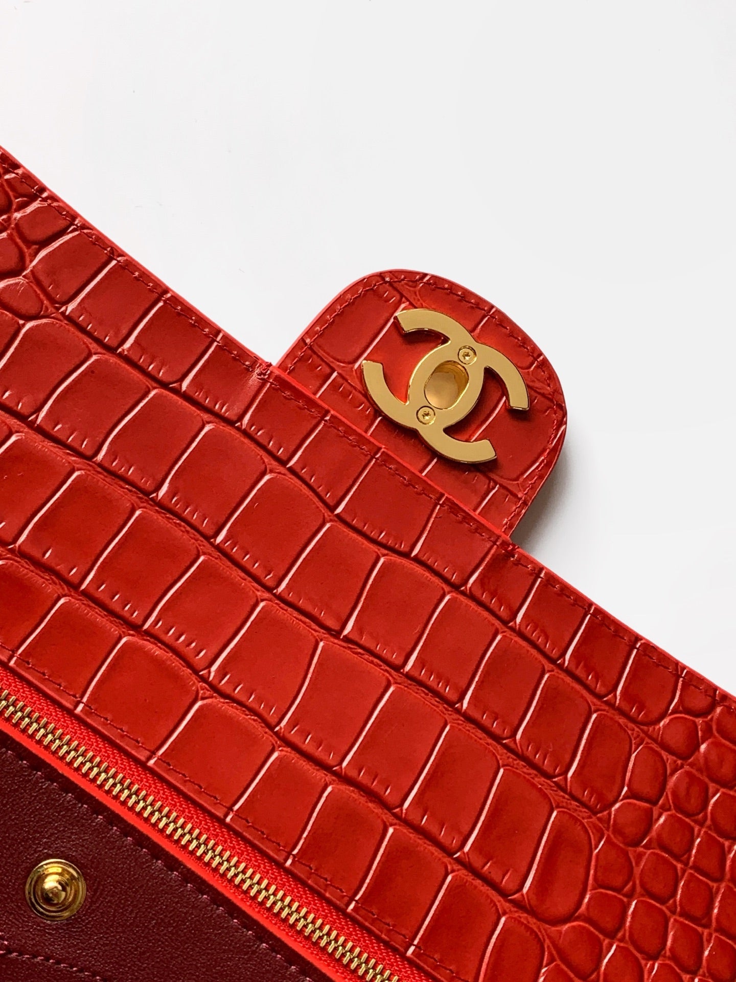 CHANEL 26S SOUPLISSIMO MAXI FLAP 39 IN RED CROCODILE-EMBOSSED CALFSKIN GOLD HARDWARE