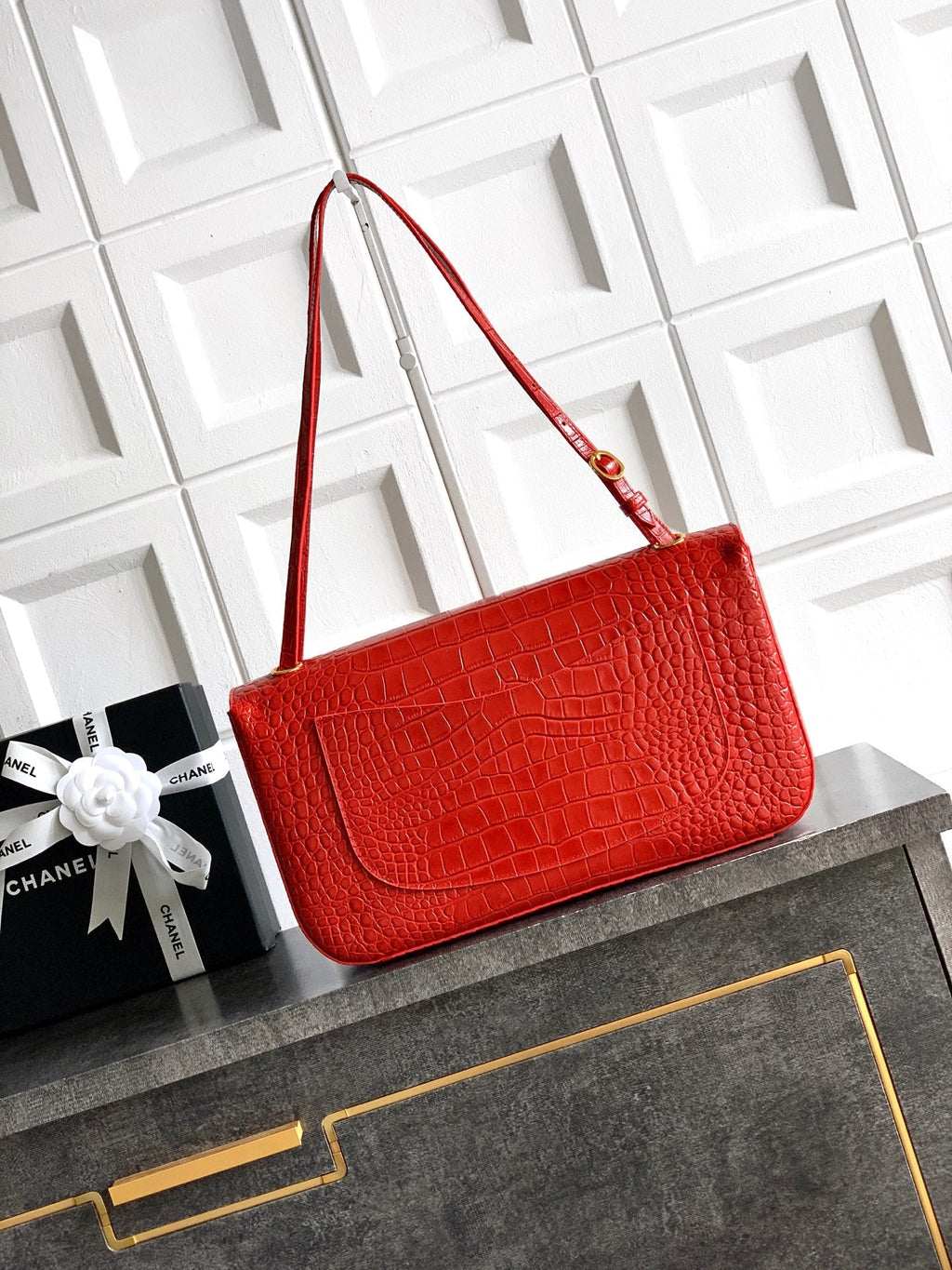 CHANEL 26S SOUPLISSIMO MAXI FLAP MEDIUM 32 IN RED CROCODILE-EMBOSSED CALFSKIN GOLD HARDWARE