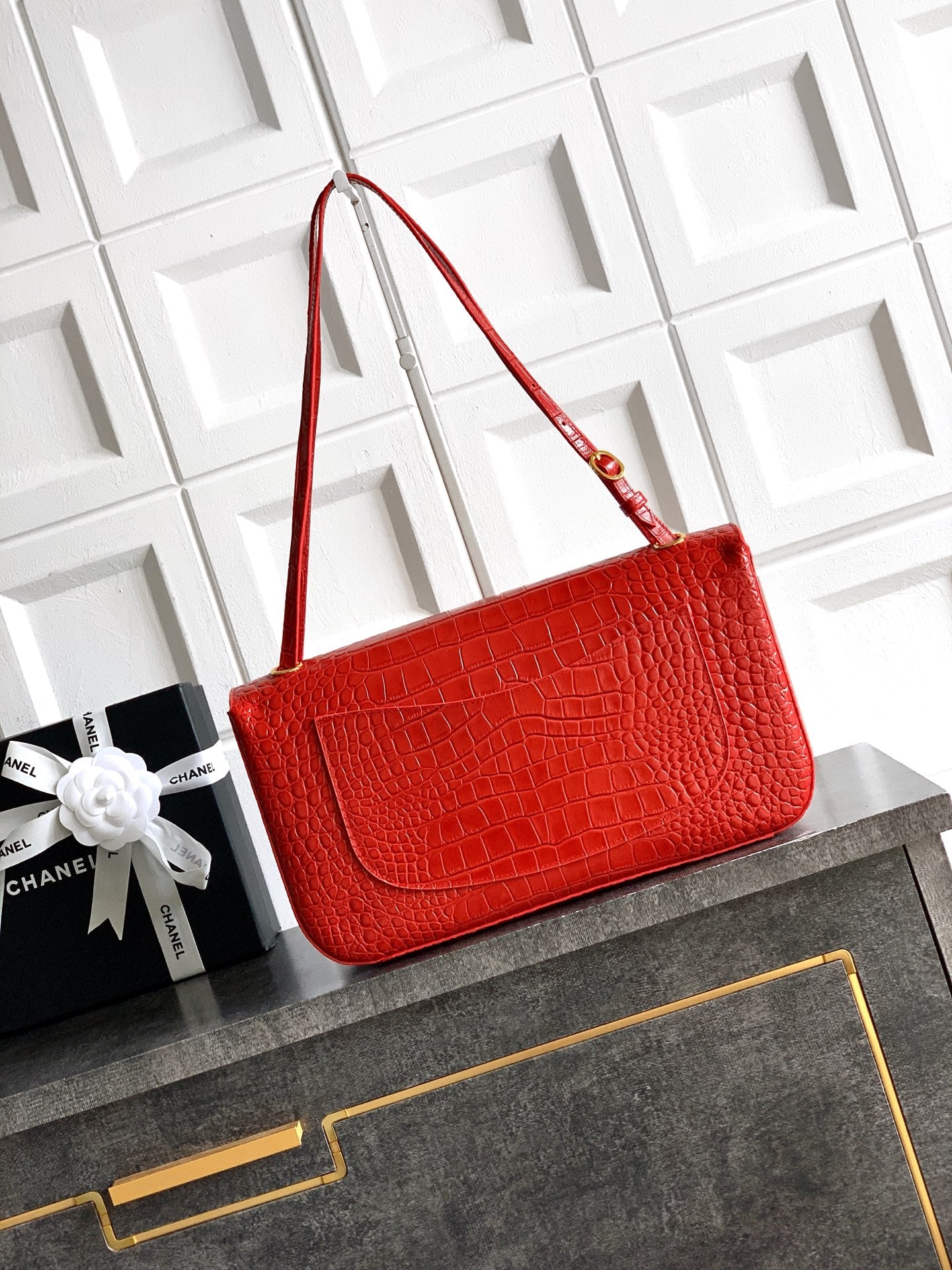 CHANEL 26S SOUPLISSIMO MAXI FLAP MEDIUM 32 IN RED CROCODILE-EMBOSSED CALFSKIN GOLD HARDWARE