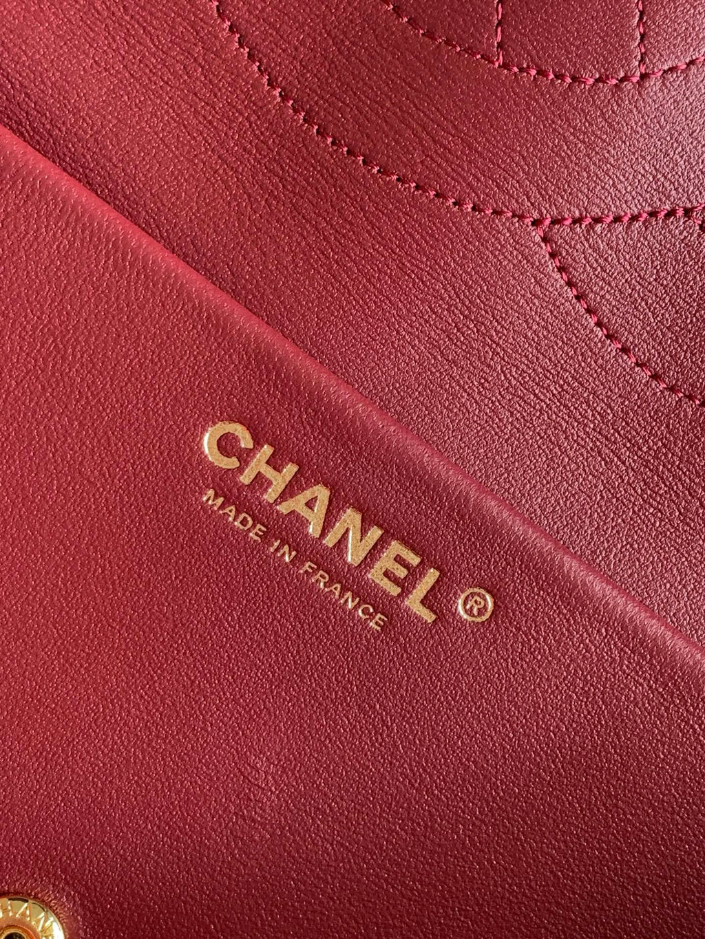 CHANEL 26S SOUPLISSIMO MAXI FLAP MEDIUM 32 IN RED CROCODILE-EMBOSSED CALFSKIN GOLD HARDWARE