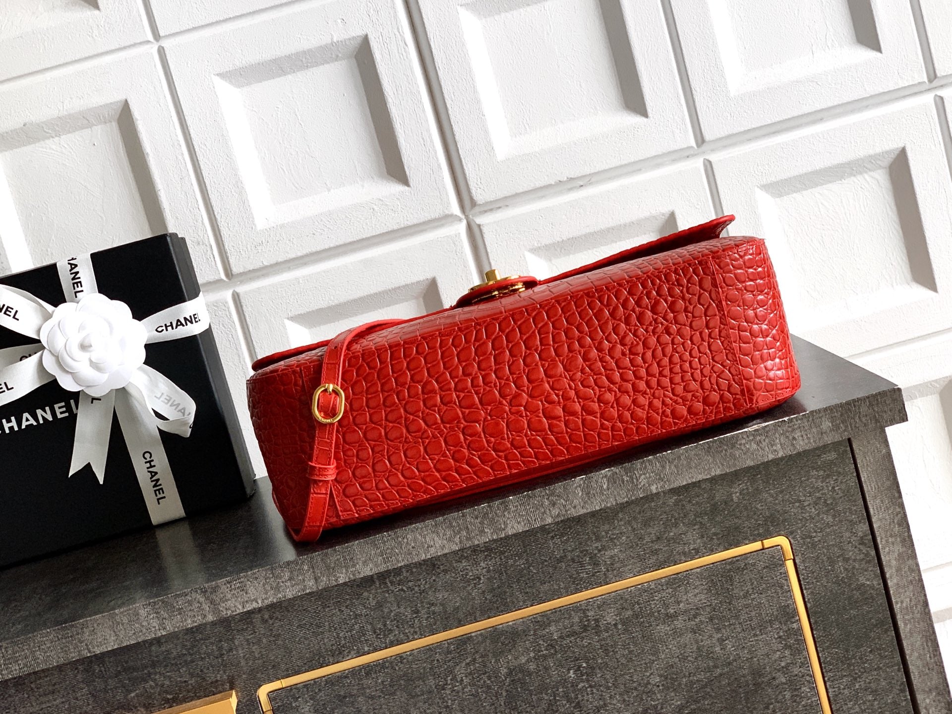 CHANEL 26S SOUPLISSIMO MAXI FLAP MEDIUM 32 IN RED CROCODILE-EMBOSSED CALFSKIN GOLD HARDWARE