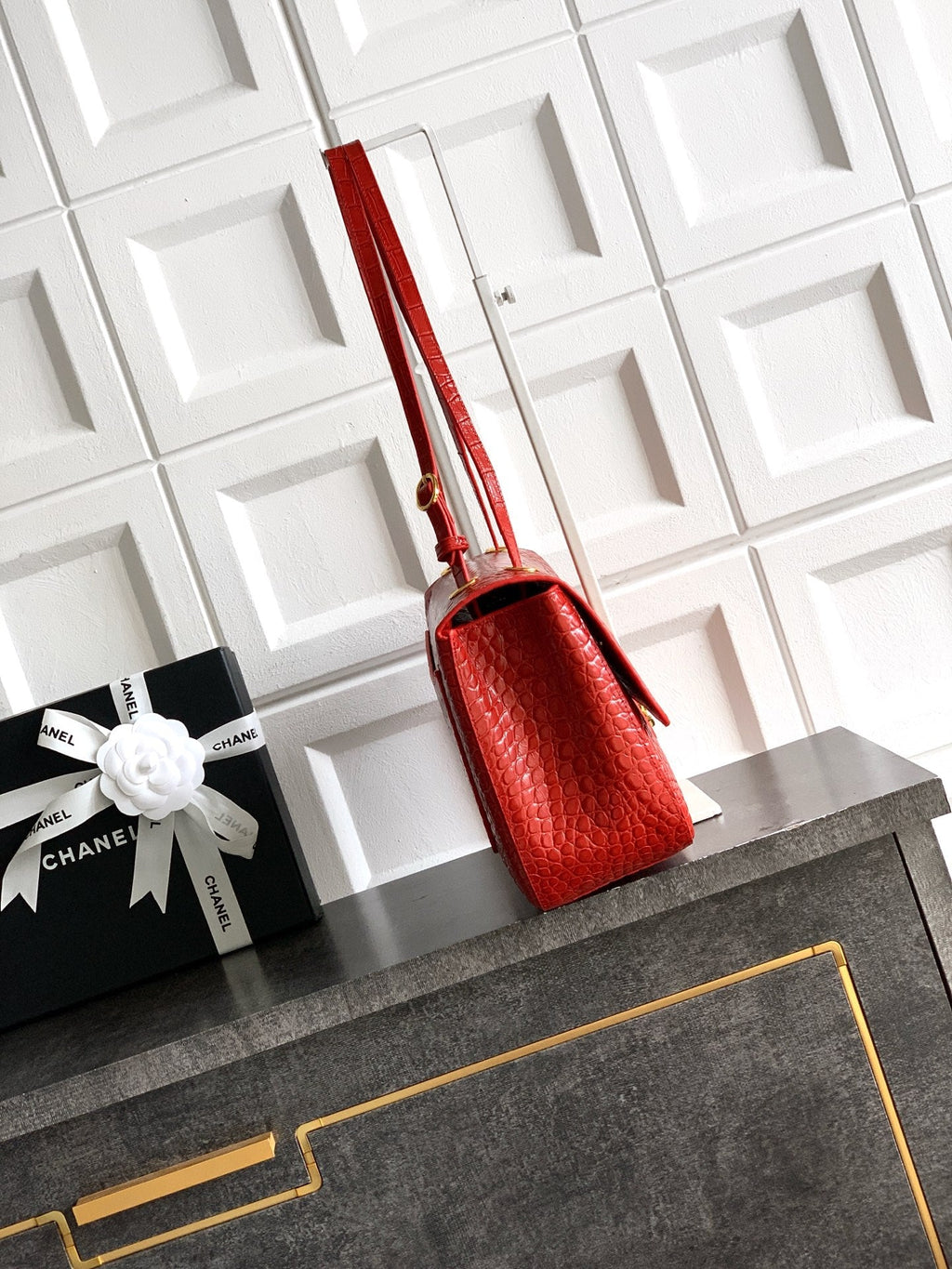 CHANEL 26S SOUPLISSIMO MAXI FLAP MEDIUM 32 IN RED CROCODILE-EMBOSSED CALFSKIN GOLD HARDWARE