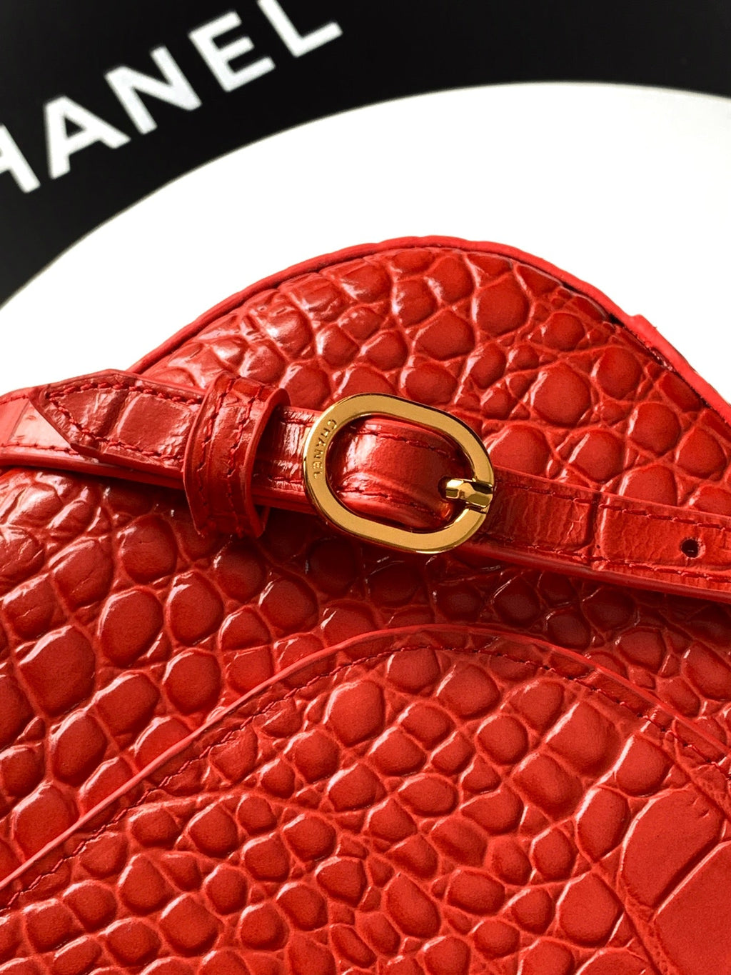 CHANEL 26S SOUPLISSIMO MAXI FLAP MEDIUM 32 IN RED CROCODILE-EMBOSSED CALFSKIN GOLD HARDWARE