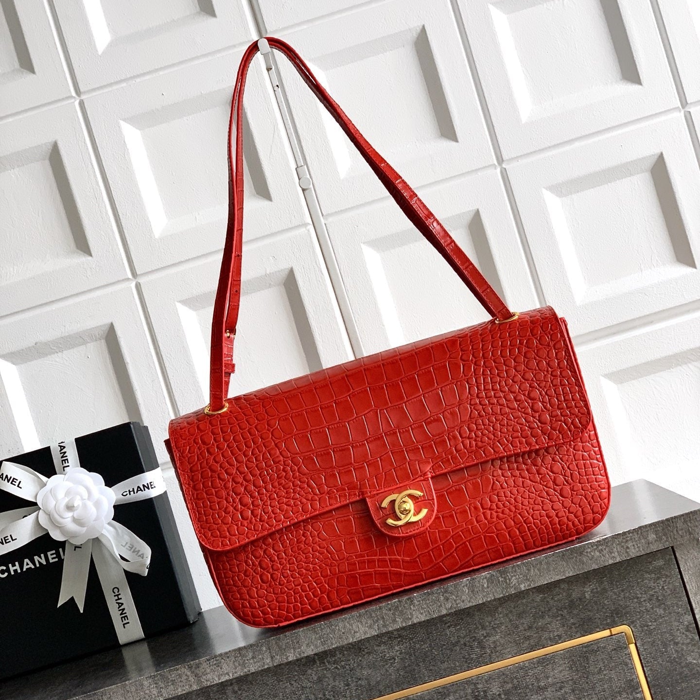 CHANEL 26S SOUPLISSIMO MAXI FLAP MEDIUM 32 IN RED CROCODILE-EMBOSSED CALFSKIN GOLD HARDWARE