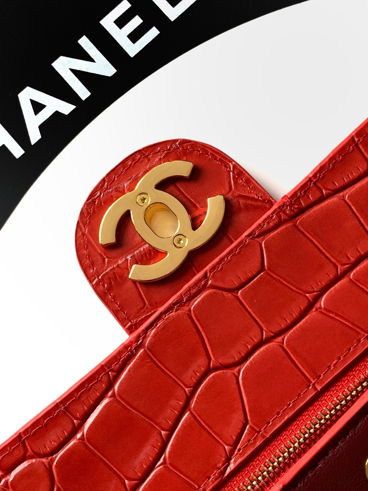 CHANEL 26S SOUPLISSIMO MAXI FLAP MEDIUM 32 IN RED CROCODILE-EMBOSSED CALFSKIN GOLD HARDWARE