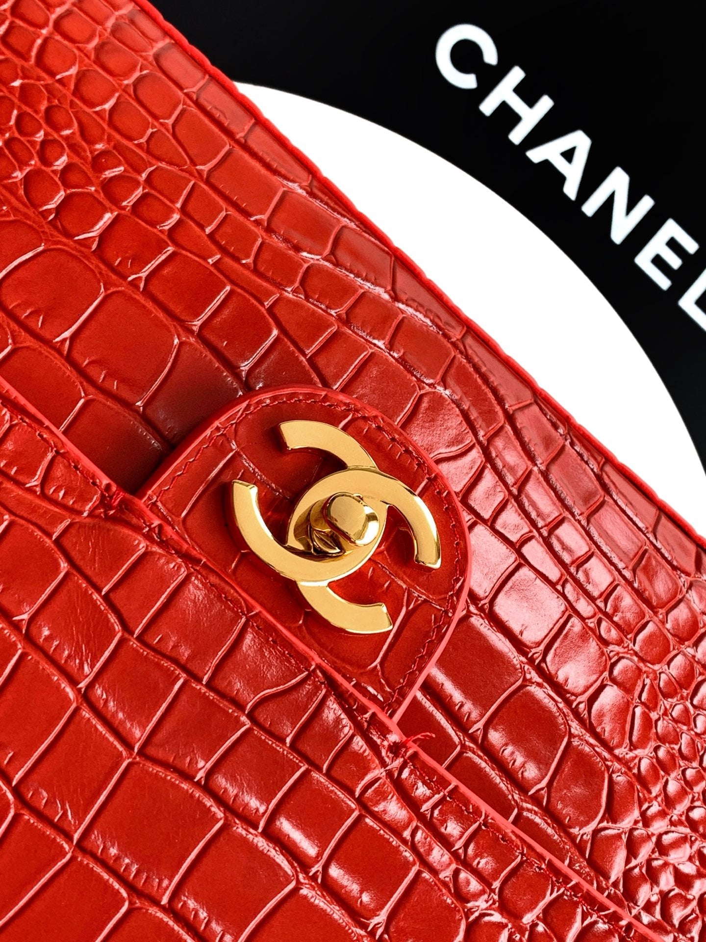 CHANEL 26S SOUPLISSIMO MAXI FLAP MEDIUM 32 IN RED CROCODILE-EMBOSSED CALFSKIN GOLD HARDWARE