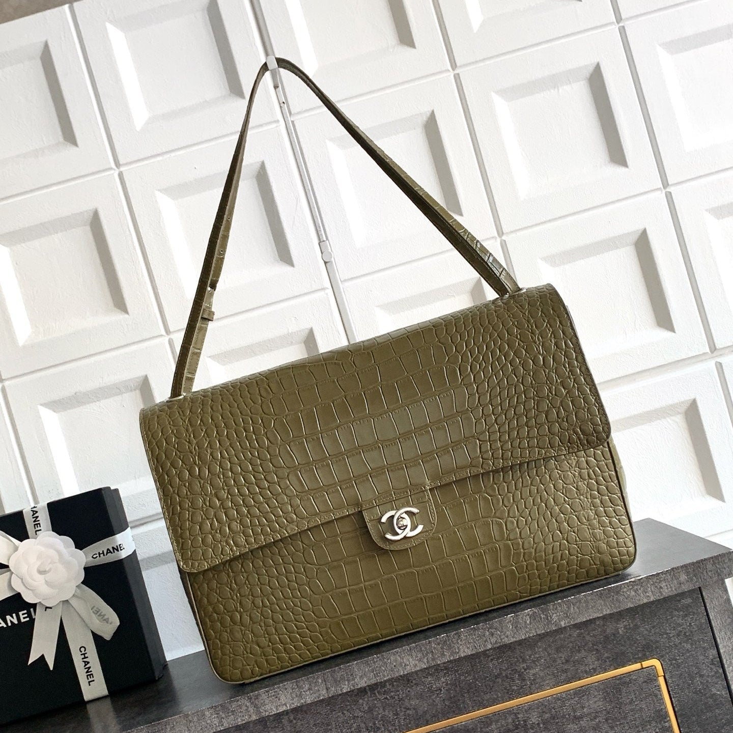 CHANEL 26S SOUPLISSIMO MAXI FLAP 39 IN OLIVE GREEN CROCODILE-EMBOSSED CALFSKIN SILVER HARDWARE