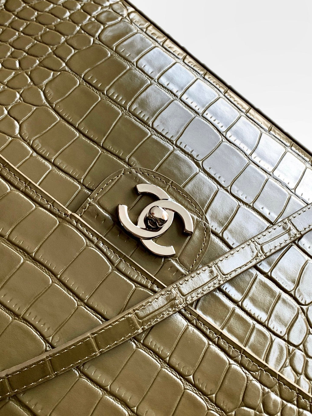 CHANEL 26S SOUPLISSIMO MAXI FLAP 39 IN OLIVE GREEN CROCODILE-EMBOSSED CALFSKIN SILVER HARDWARE