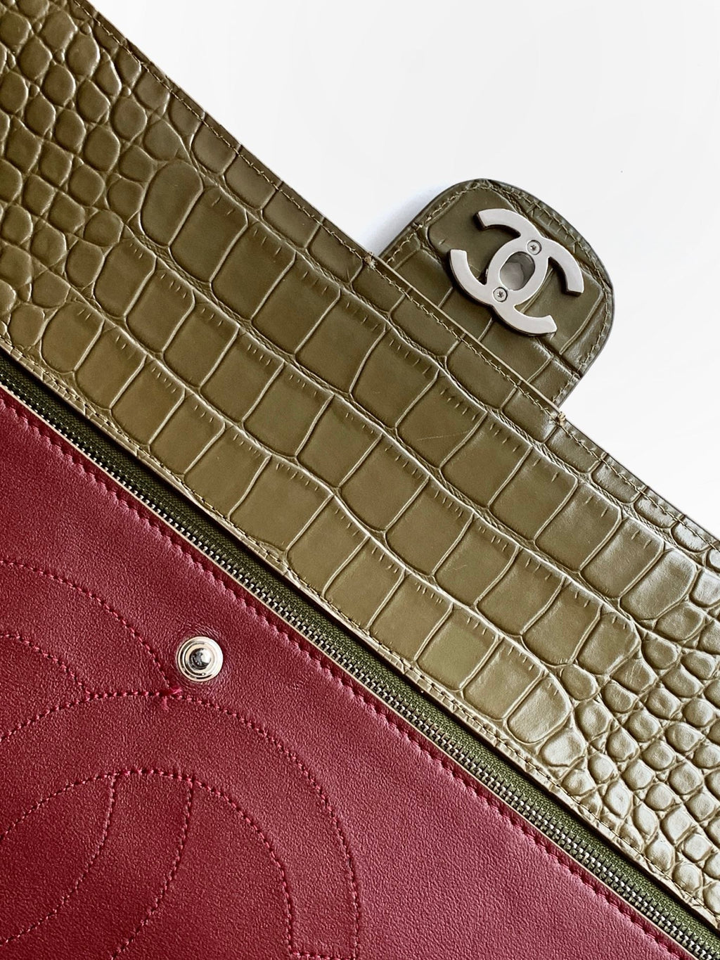 CHANEL 26S SOUPLISSIMO MAXI FLAP 39 IN OLIVE GREEN CROCODILE-EMBOSSED CALFSKIN SILVER HARDWARE