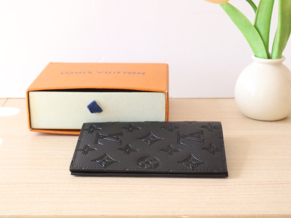 LV 25S PASSPORT HOLDER 14 IN BLACK EMBOSSED MONOGRAM SHADOW CALFSKIN