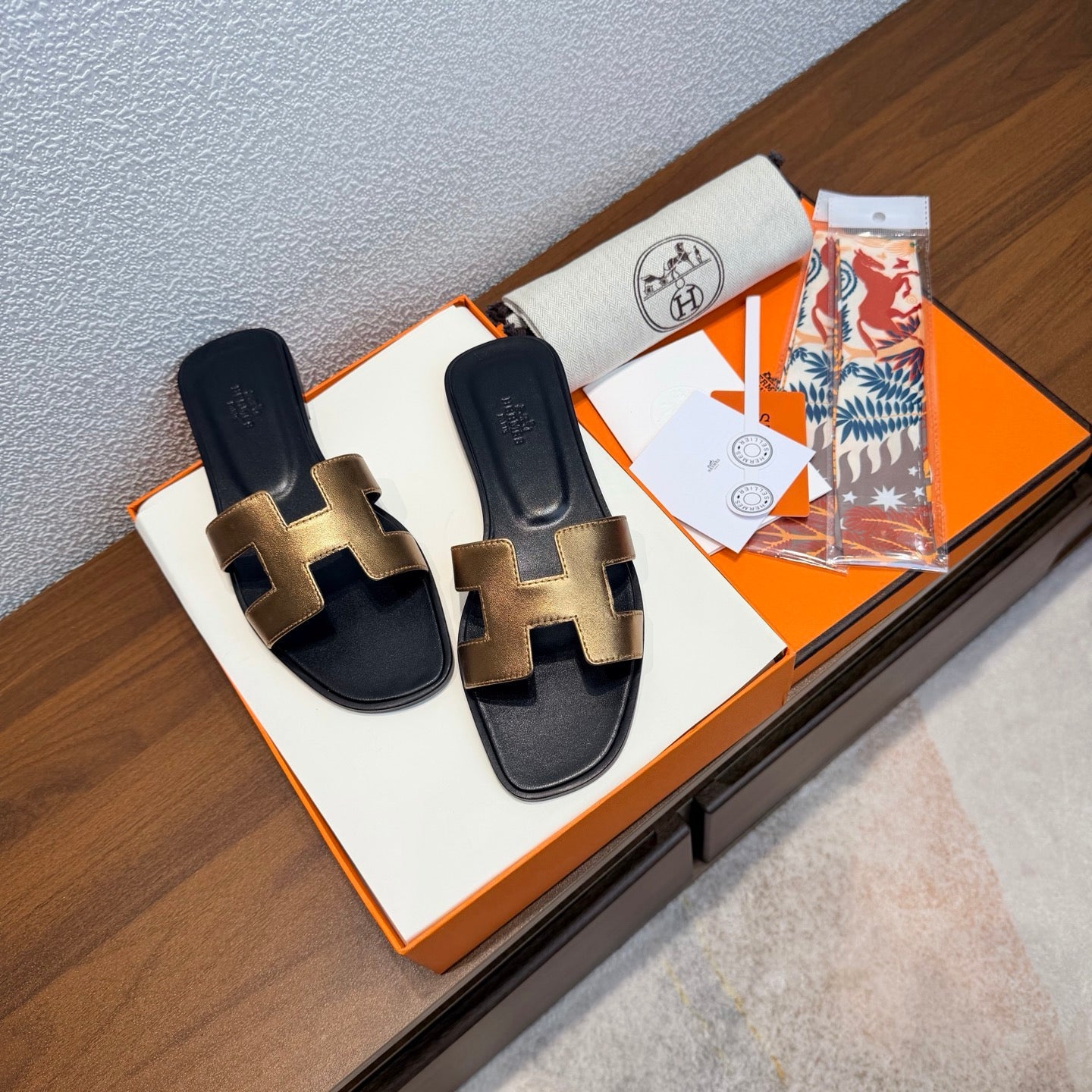 HM 26S ORAN SANDAL IN BLACK AND GOLD CALFSKIN