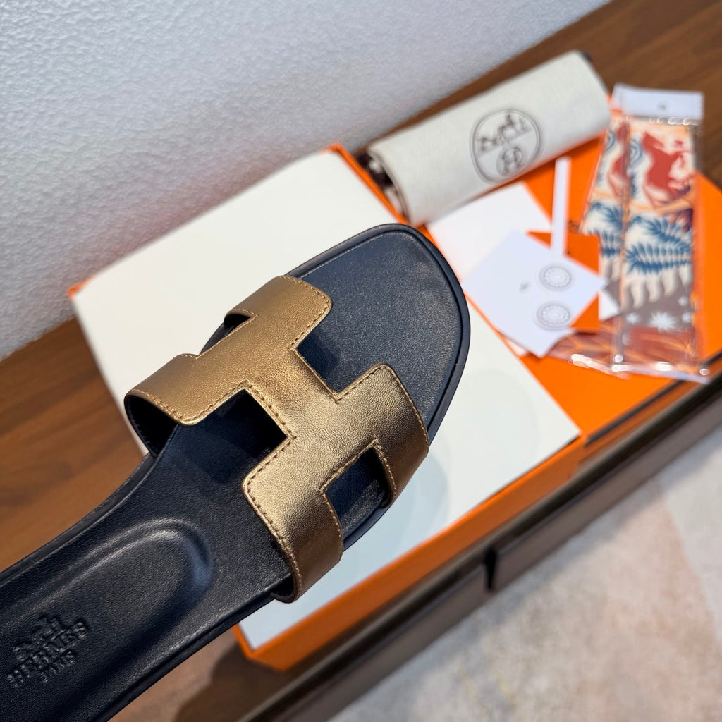 HM 26S ORAN SANDAL IN BLACK AND GOLD CALFSKIN
