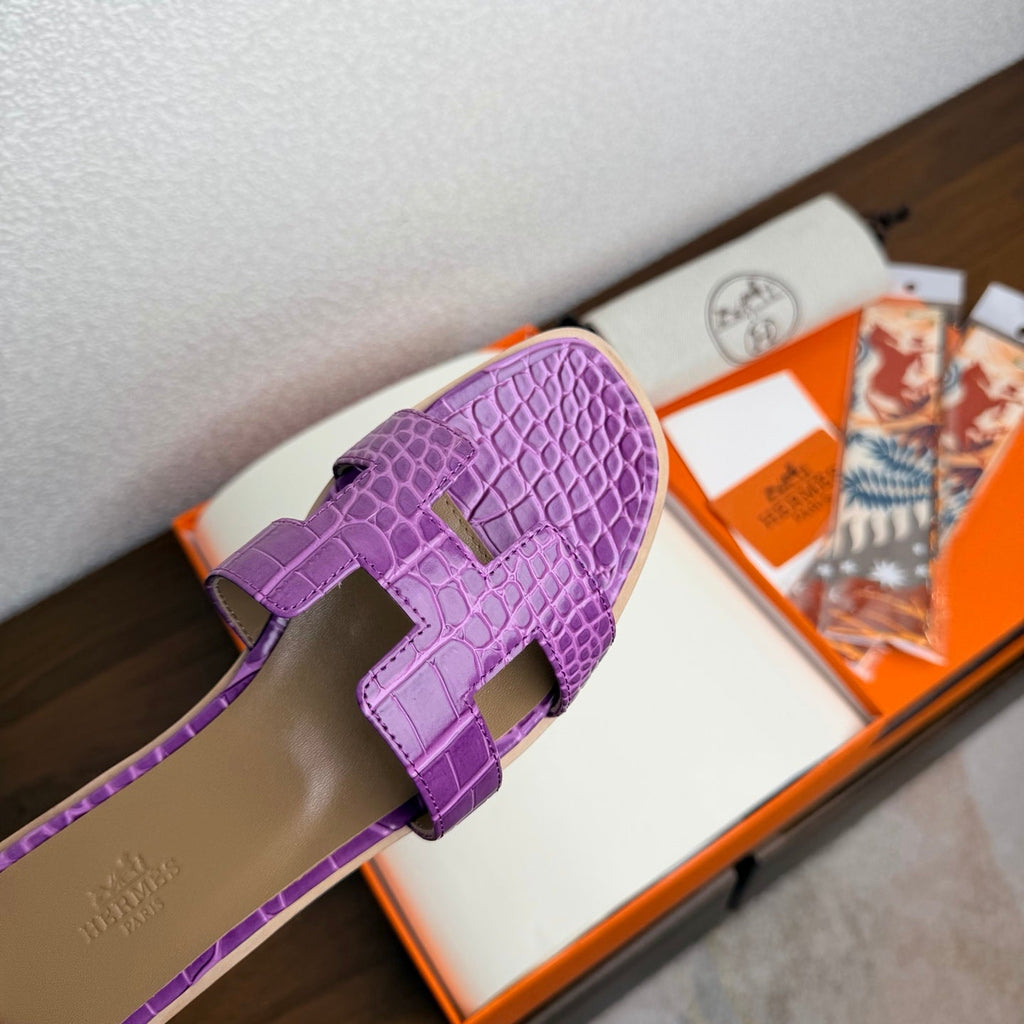 HM 26S ORAN SANDAL IN LAVENDER PURPLE CALFSKIN CROCODILE EMBOSSED