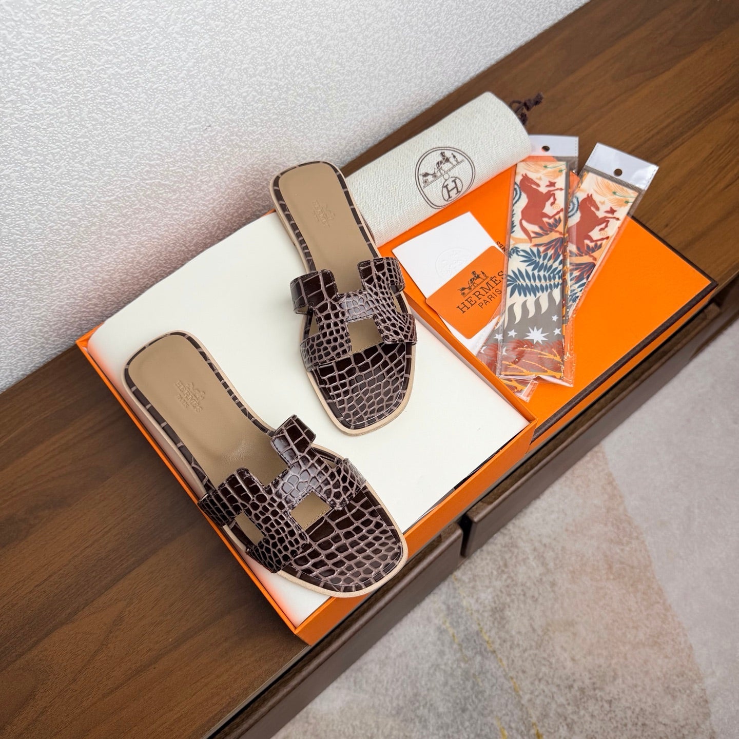 HM 26S ORAN SANDAL IN DARK BROWN CALFSKIN CROCODILE EMBOSSED