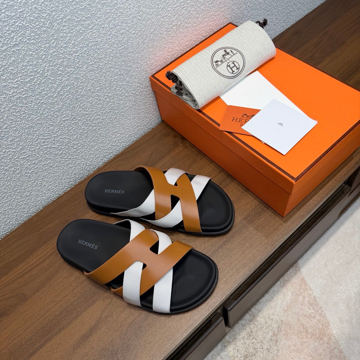 HM 26S KAZIMIR SANDAL IN CARAMEL BROWN CALFSKIN AND WHITE FABRIC